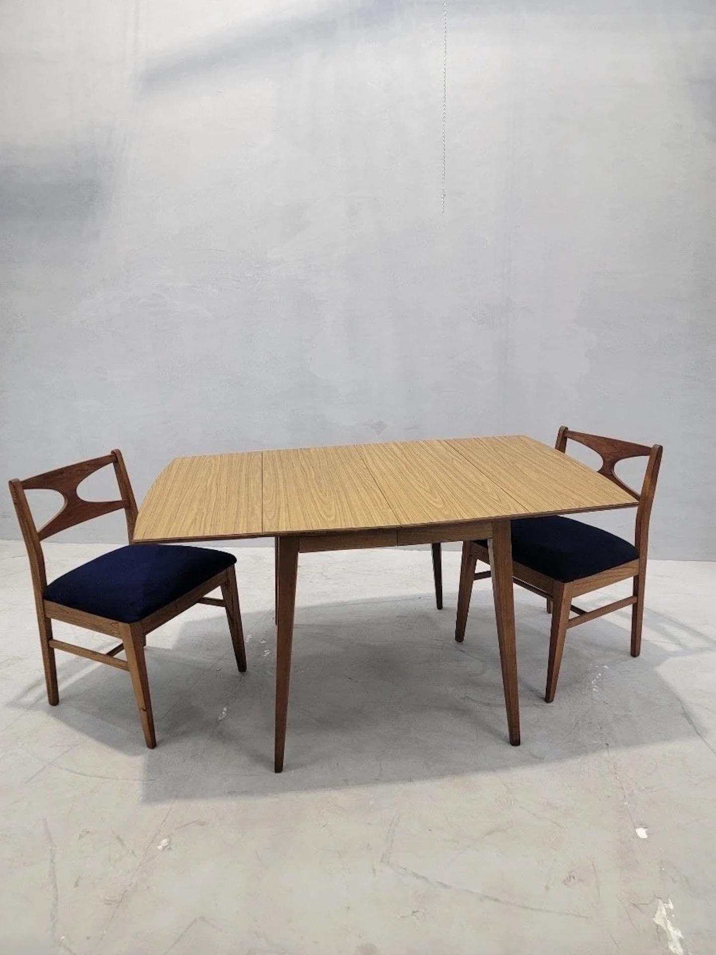 MCM Esstisch & 6 Stühle, neu gepolstert nach Broyhill Brasilia – 10 Teile (Polster) im Angebot
