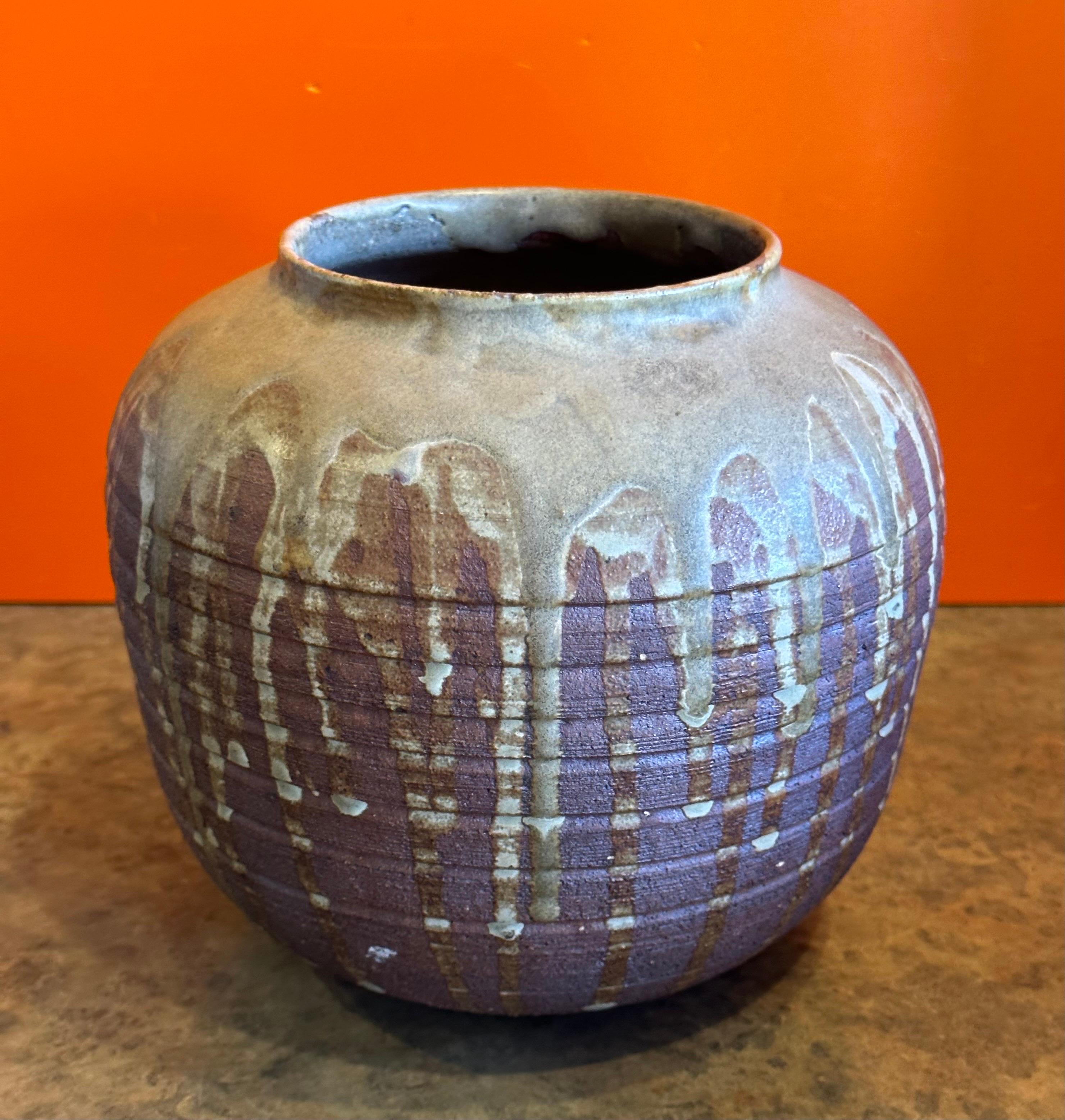 MCM Drip Glaze Studio Pottery Steingutvase von Del Soto (Handgefertigt) im Angebot