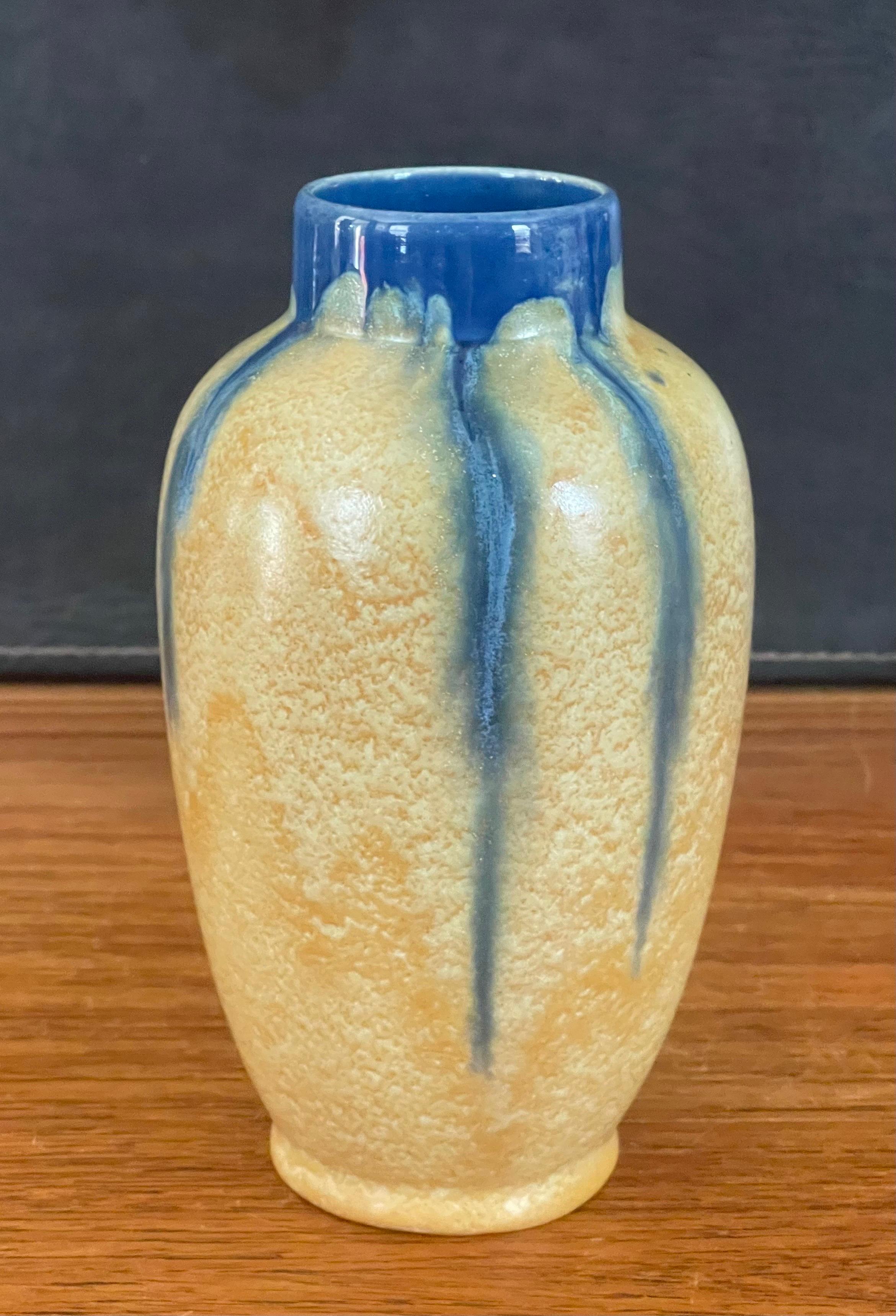 Un bellissimo vaso MCM smaltato a goccia di Flamand J.W.C. del Belgio, degli anni '60 circa. Il vaso è in ottime condizioni vintage, senza scheggiature o crepe, e misura 4,25