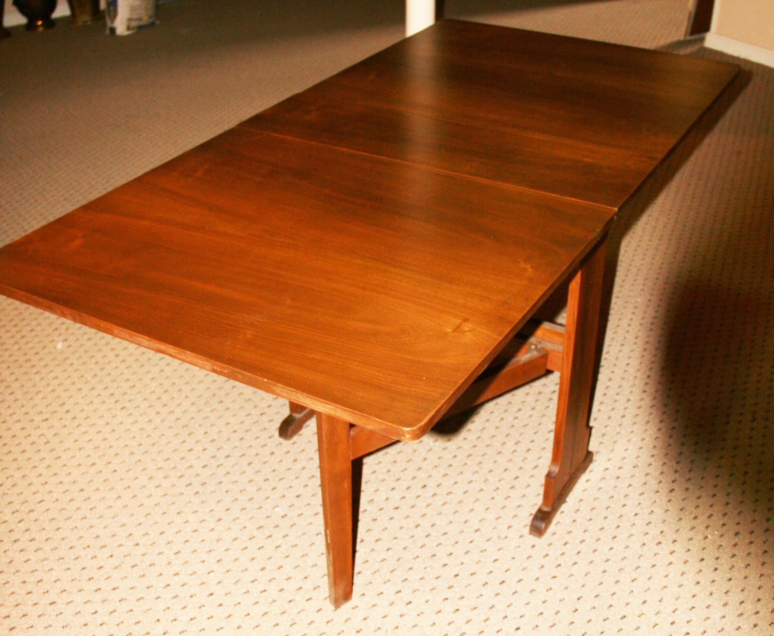 Mid-20th Century MCM Drop Leaf Dinning Table For Sale