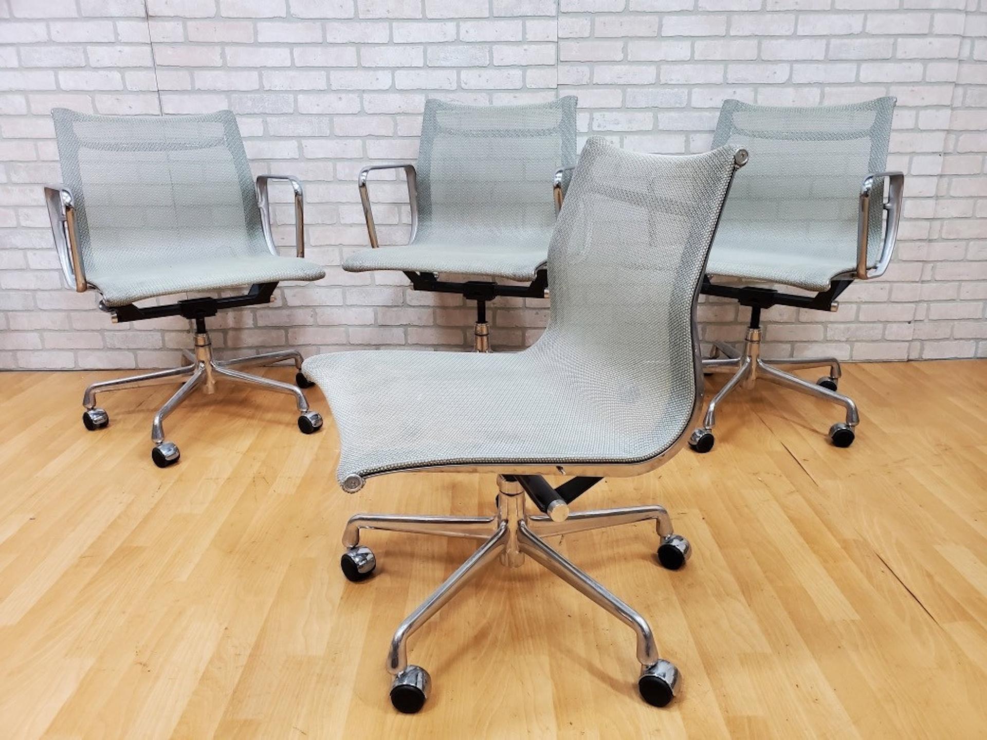 Mid Century Modern Eames für Herman Miller Style Aluminium Gruppenstühle mit abnehmbaren Armlehnen - 5er Set

Der Eames Management Chair ist Teil der Eames Aluminum Group Kollektion. Diese unverwechselbaren Stühle sind das Ergebnis der Experimente