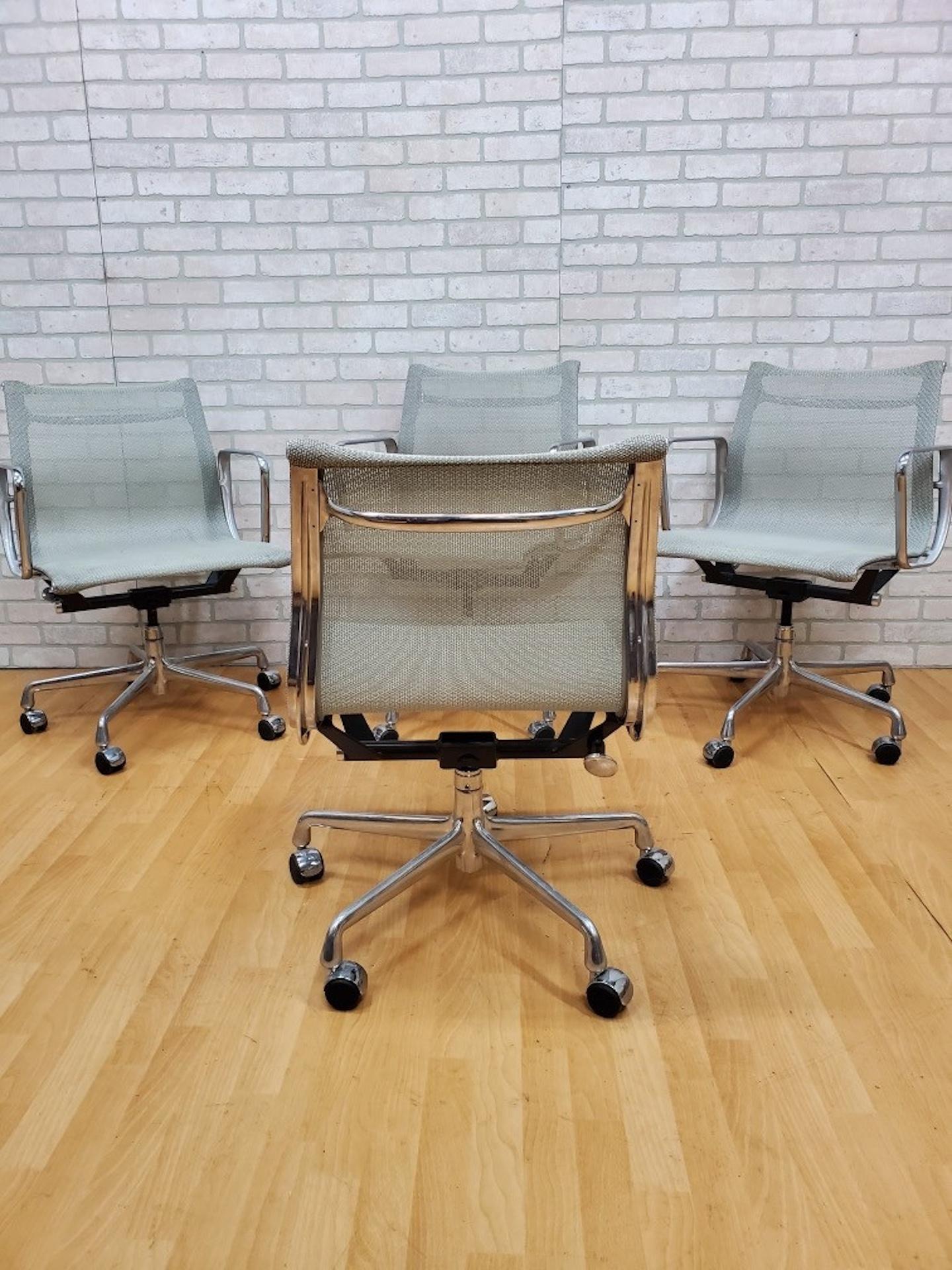MCM Eames for Herman Miller Style Aluminium Gruppenstühle - 5er Set (amerikanisch) im Angebot