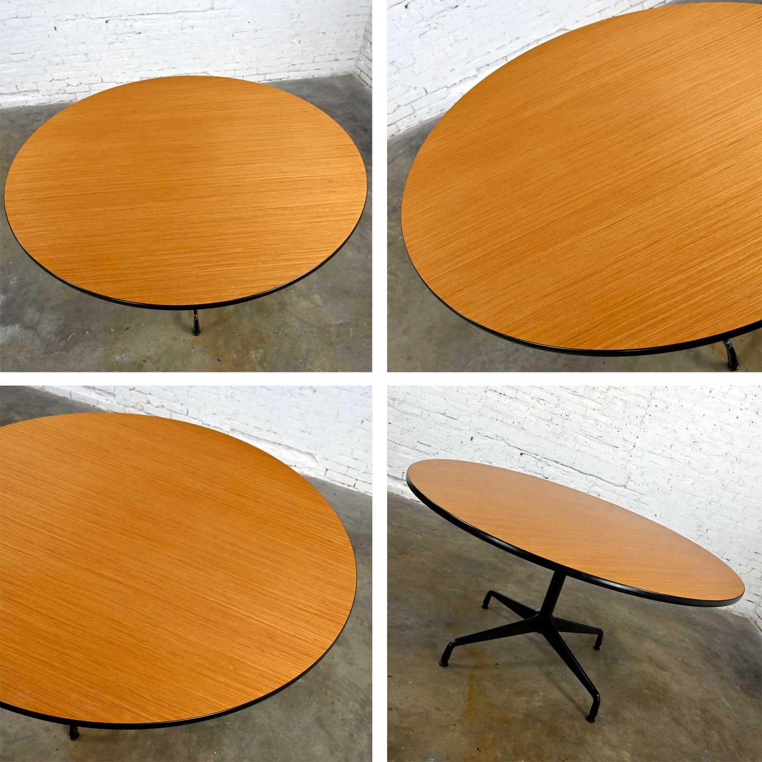 Tables rondes à plateau en chêne naturel Eames Herman Miller modèle MCM 152,4 cm avec base universelle noire en vente 2