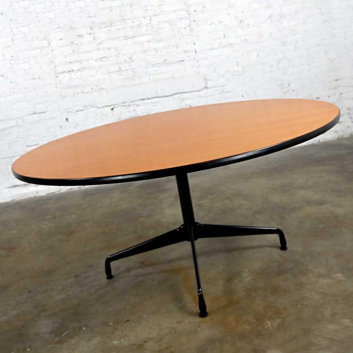 Mid-Century Modern Tables rondes à plateau en chêne naturel Eames Herman Miller modèle MCM 152,4 cm avec base universelle noire en vente