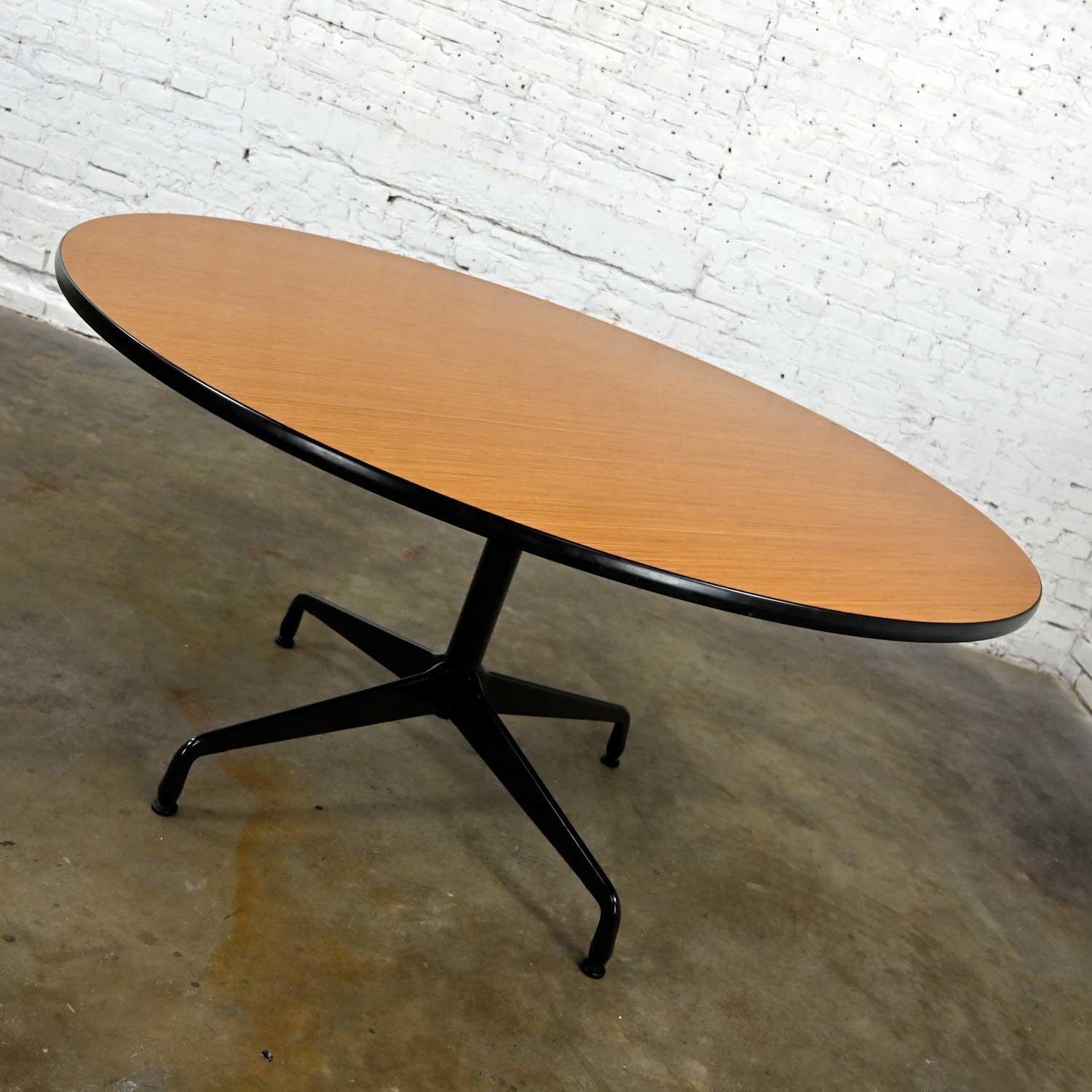 Américain Tables rondes à plateau en chêne naturel Eames Herman Miller modèle MCM 152,4 cm avec base universelle noire en vente