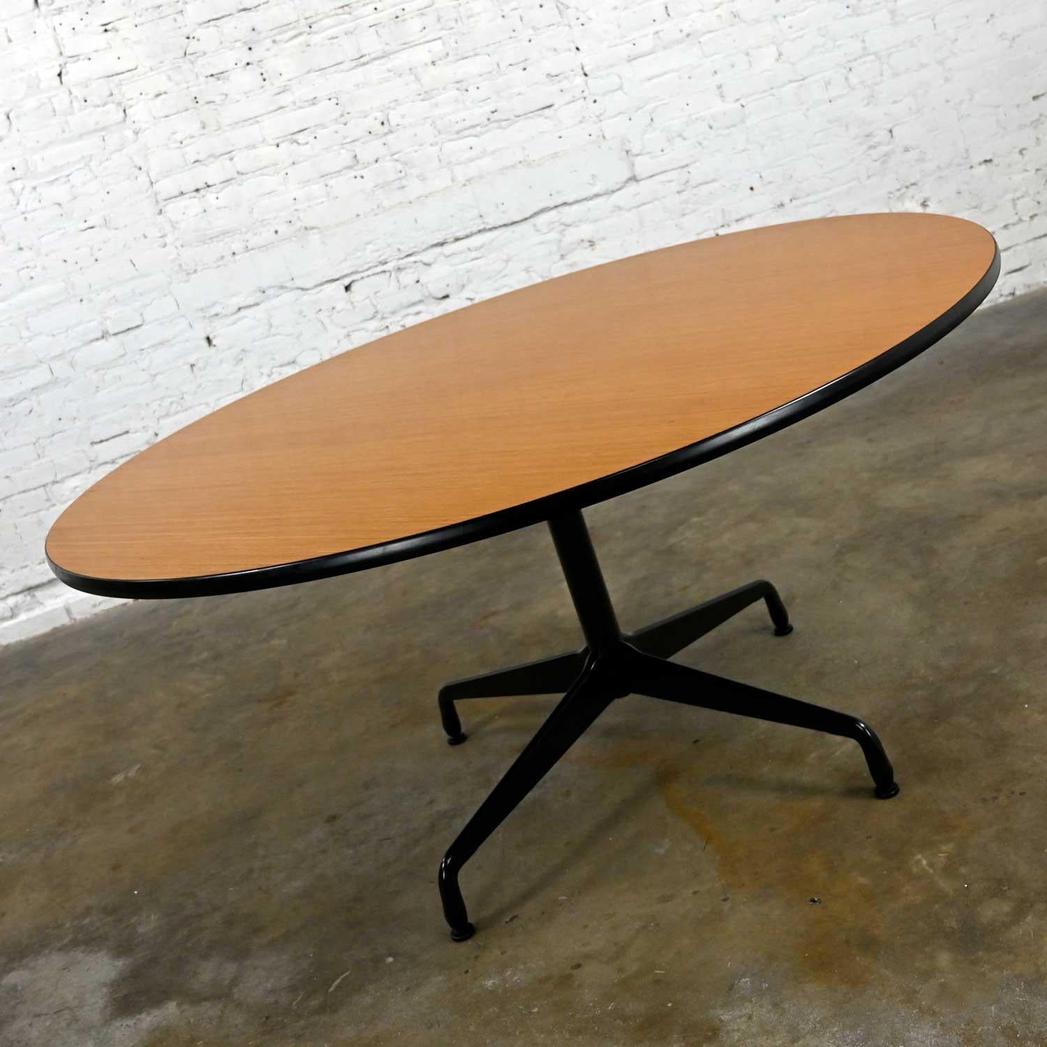 Placage Tables rondes à plateau en chêne naturel Eames Herman Miller modèle MCM 152,4 cm avec base universelle noire en vente