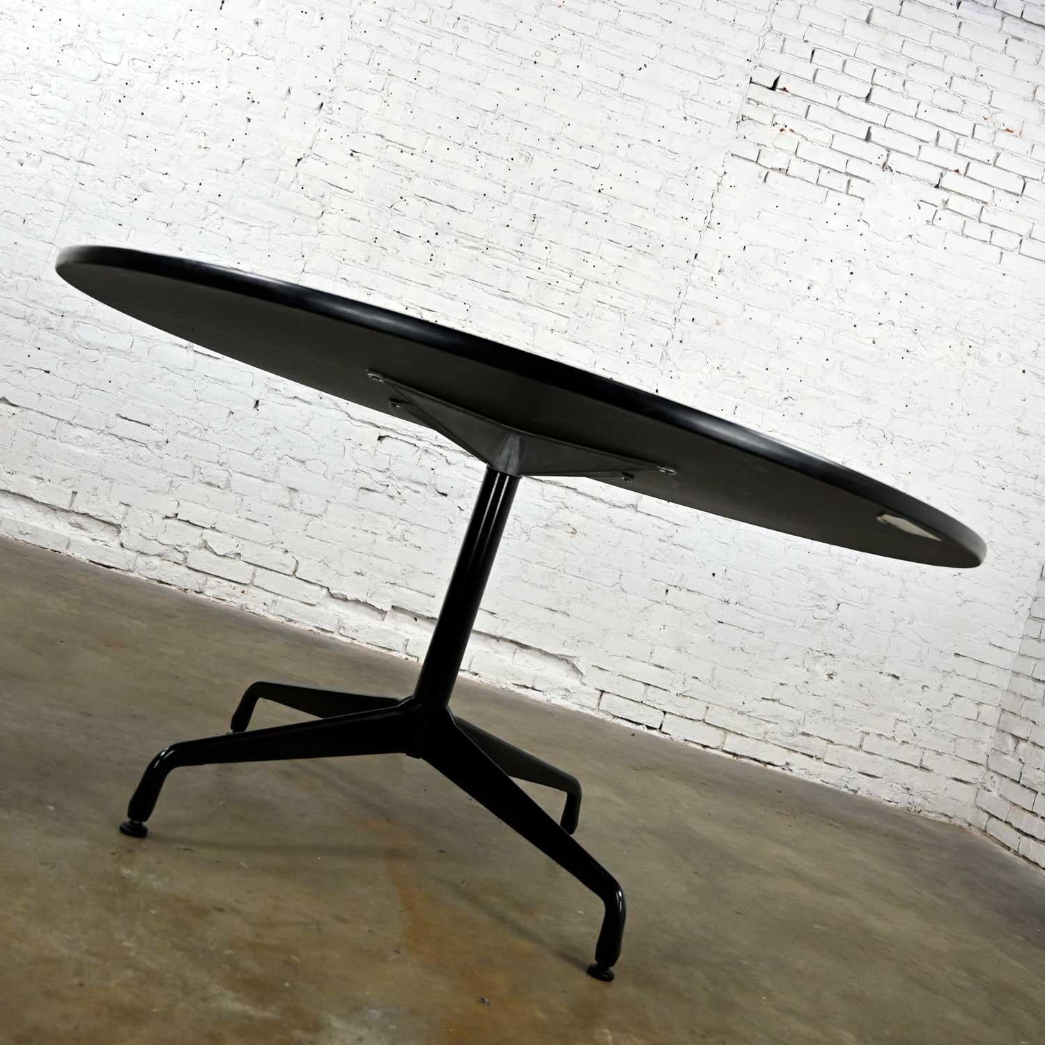 Tables rondes à plateau en chêne naturel Eames Herman Miller modèle MCM 152,4 cm avec base universelle noire Bon état - En vente à Topeka, KS