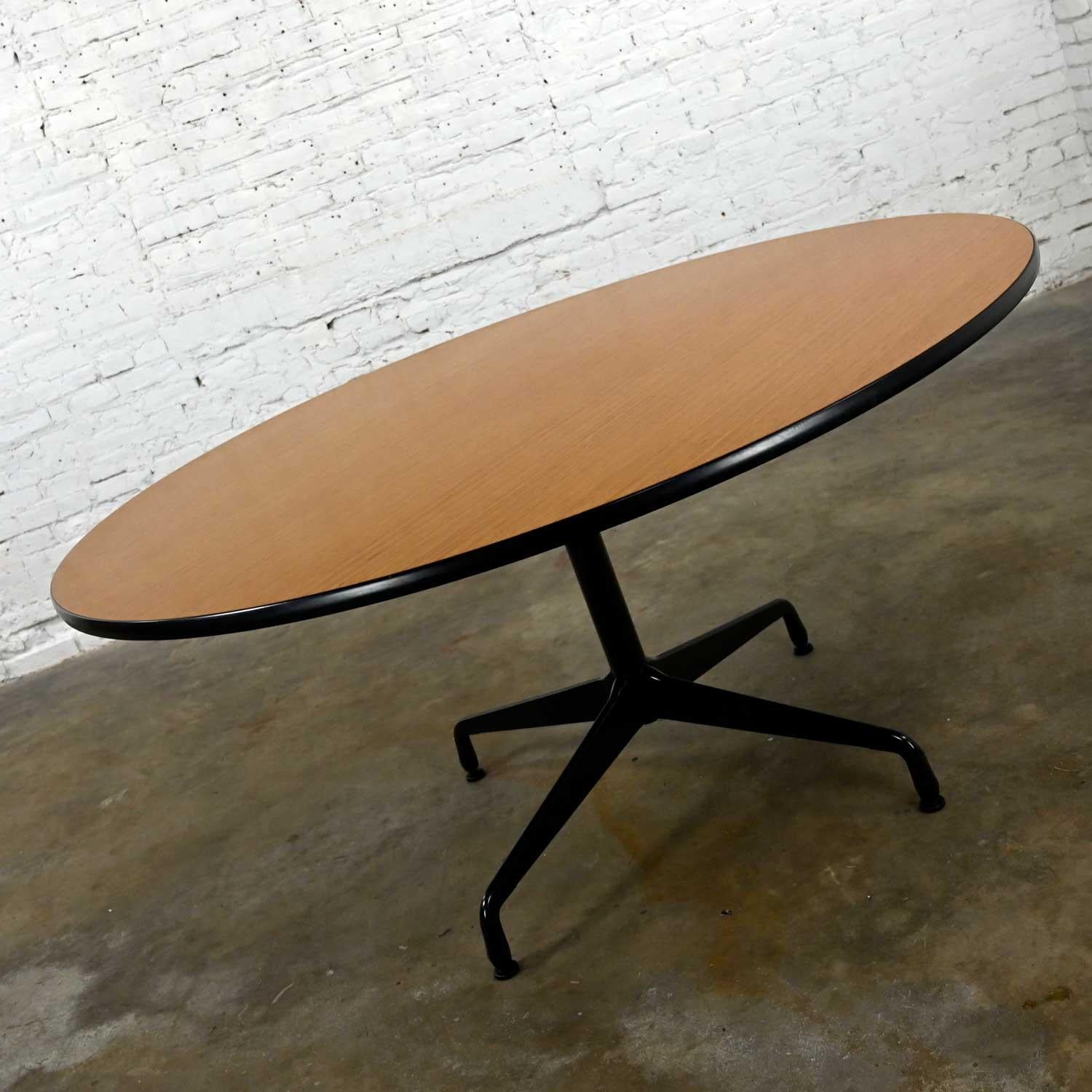 20ième siècle Tables rondes à plateau en chêne naturel Eames Herman Miller modèle MCM 152,4 cm avec base universelle noire en vente