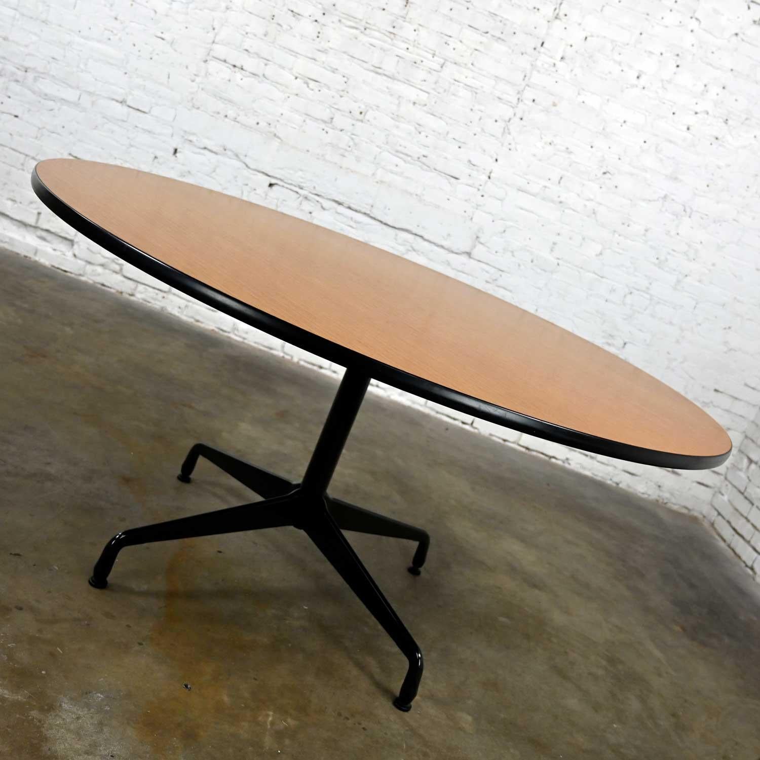 Métal Tables rondes à plateau en chêne naturel Eames Herman Miller modèle MCM 152,4 cm avec base universelle noire en vente