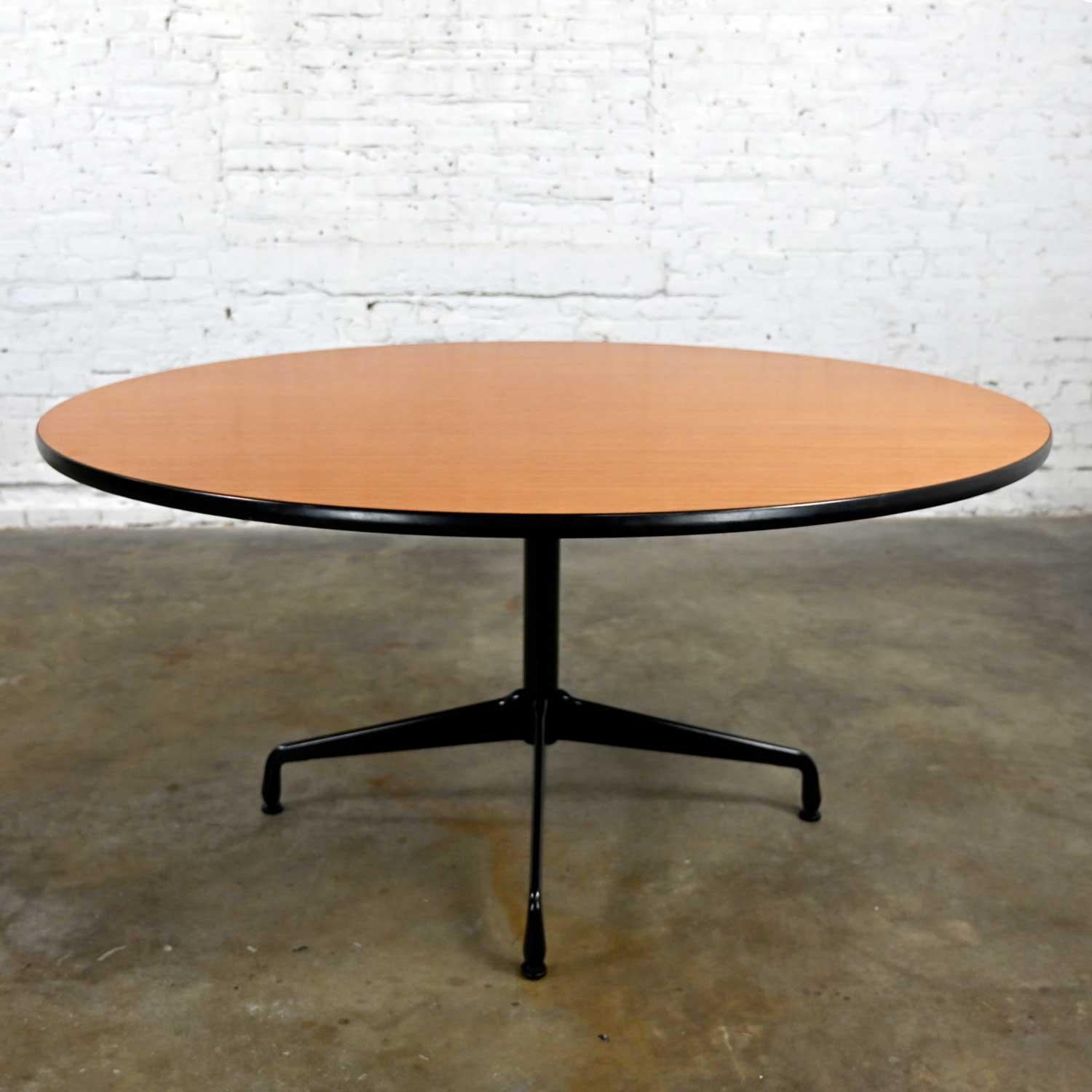 Tables rondes à plateau en chêne naturel Eames Herman Miller modèle MCM 152,4 cm avec base universelle noire en vente 1