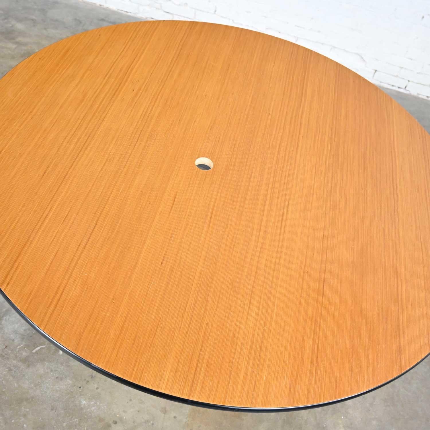 Table à base universelle ronde en chêne naturel Eames Herman Miller MCM avec trou Gromet en vente 4