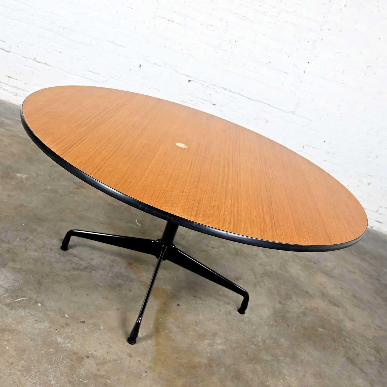Mid-Century Modern Table à base universelle ronde en chêne naturel Eames Herman Miller MCM avec trou Gromet en vente