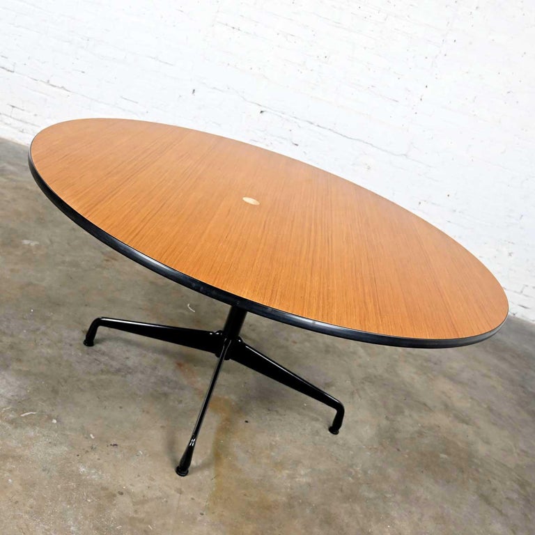 Mid-Century Modern MCM Eames Herman Miller Natural Oak Round Universal Base Table w/ Gromet Hole For Sale