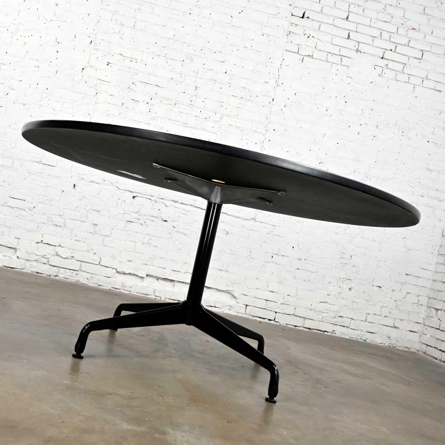 Placage Table à base universelle ronde en chêne naturel Eames Herman Miller MCM avec trou Gromet en vente