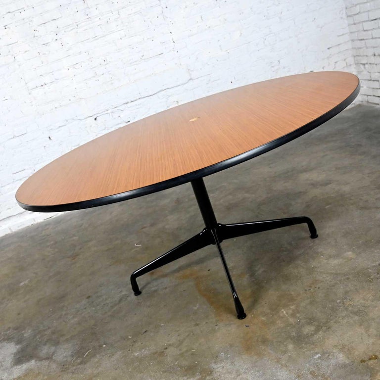 MCM Eames Herman Miller Natural Oak Round Universal Base Table w/ Gromet Hole In Good Condition For Sale In Topeka, KS