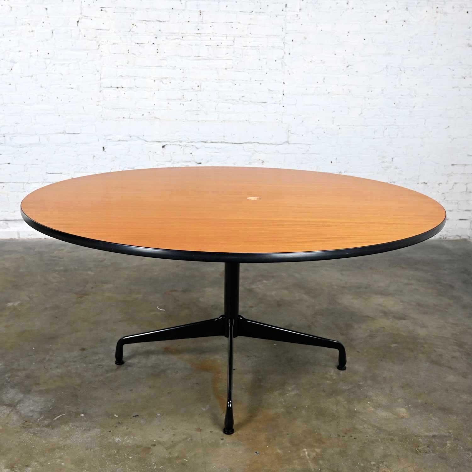 20ième siècle Table à base universelle ronde en chêne naturel Eames Herman Miller MCM avec trou Gromet en vente