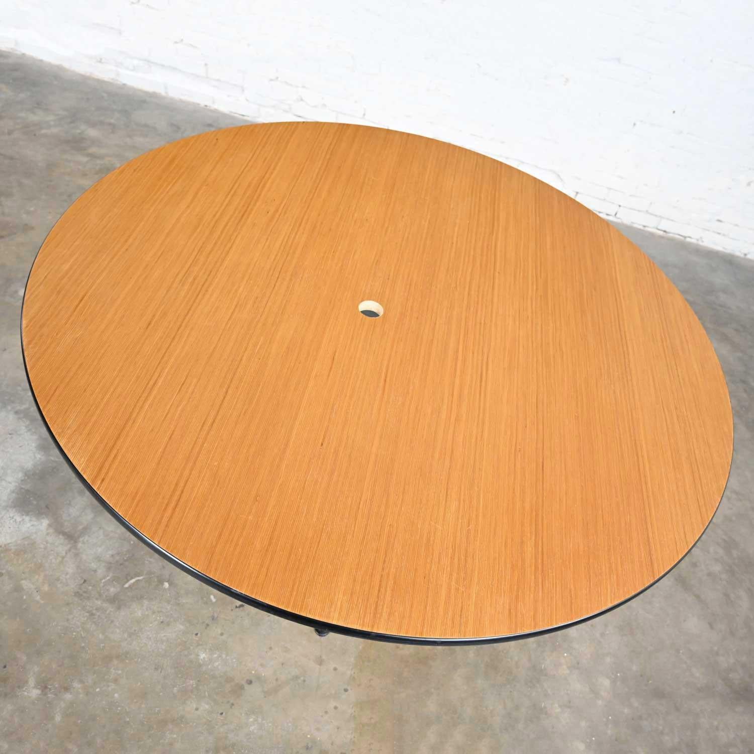MCM Eames Herman Miller Natural Oak Round Universal Base Table w/ Gromet Hole In Good Condition For Sale In Topeka, KS