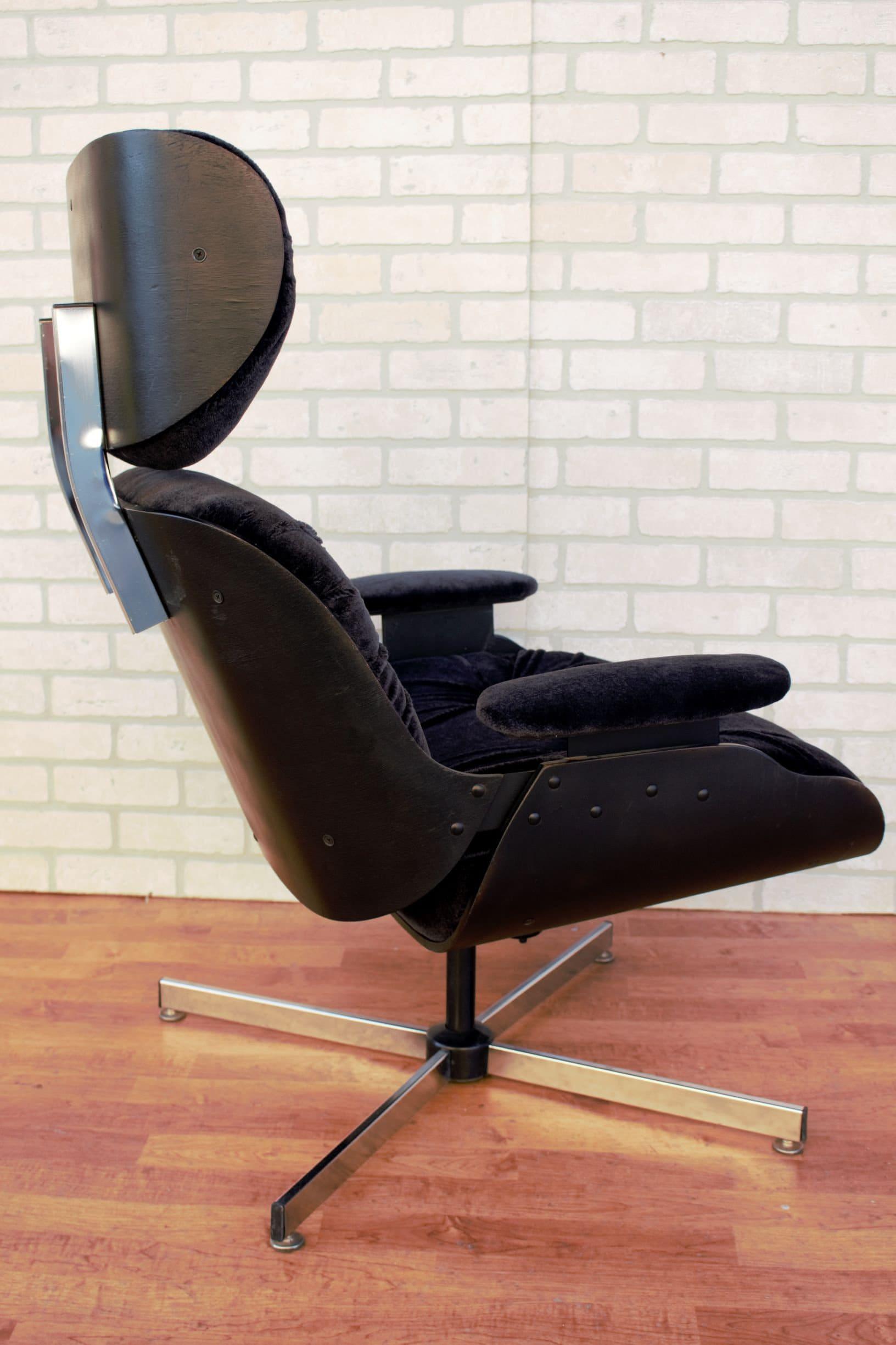 Mid Century Modern Eames Plycraft Style Lounge Chair und Ottoman Newly Upholstered in Black Mohair - 2 Piece Set 

Wir haben einen Plycraft-Sessel im Eames-Stil und eine Ottomane mit hochwertigem, plüschigem, italienischem, tiefschwarzem Mohair neu