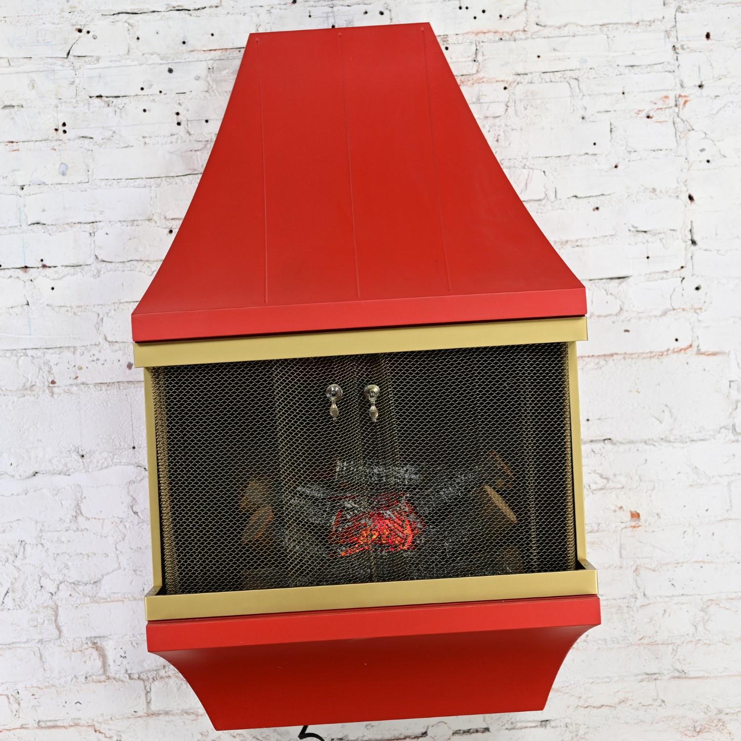 Increíble chimenea eléctrica de pared vintage de mediados de siglo, de marco cuadrado naranja con adornos en tono dorado, troncos artificiales y pantallas de latón macizo, atribuida a Montgomery Ward Style House Fireplace. Esta pieza se ha atribuido