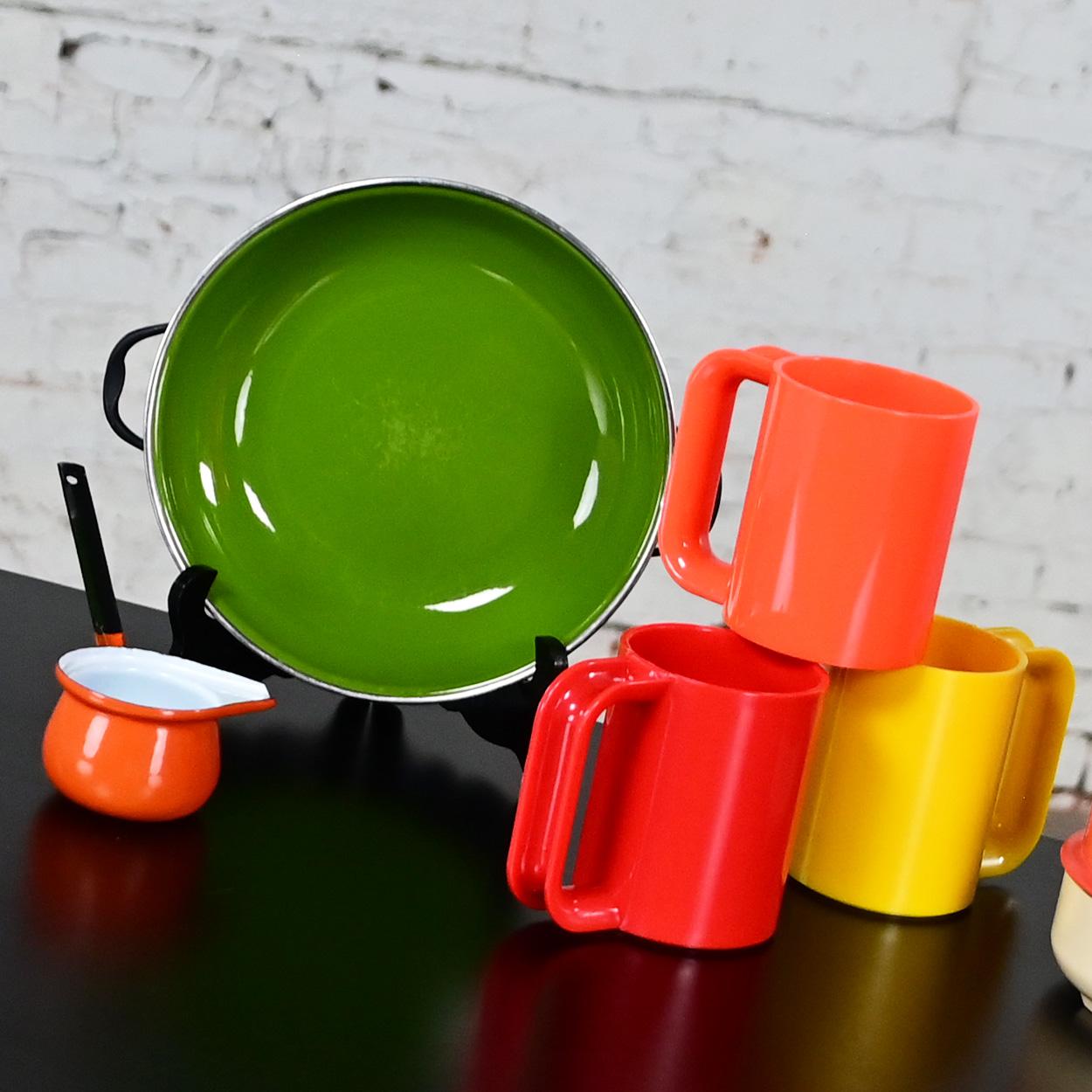 MCM emailliertes Kochgeschirr Orange Regal Poly Perk Kaffeekanne & 6 Kunststoffbecher, ein Set im Angebot 10