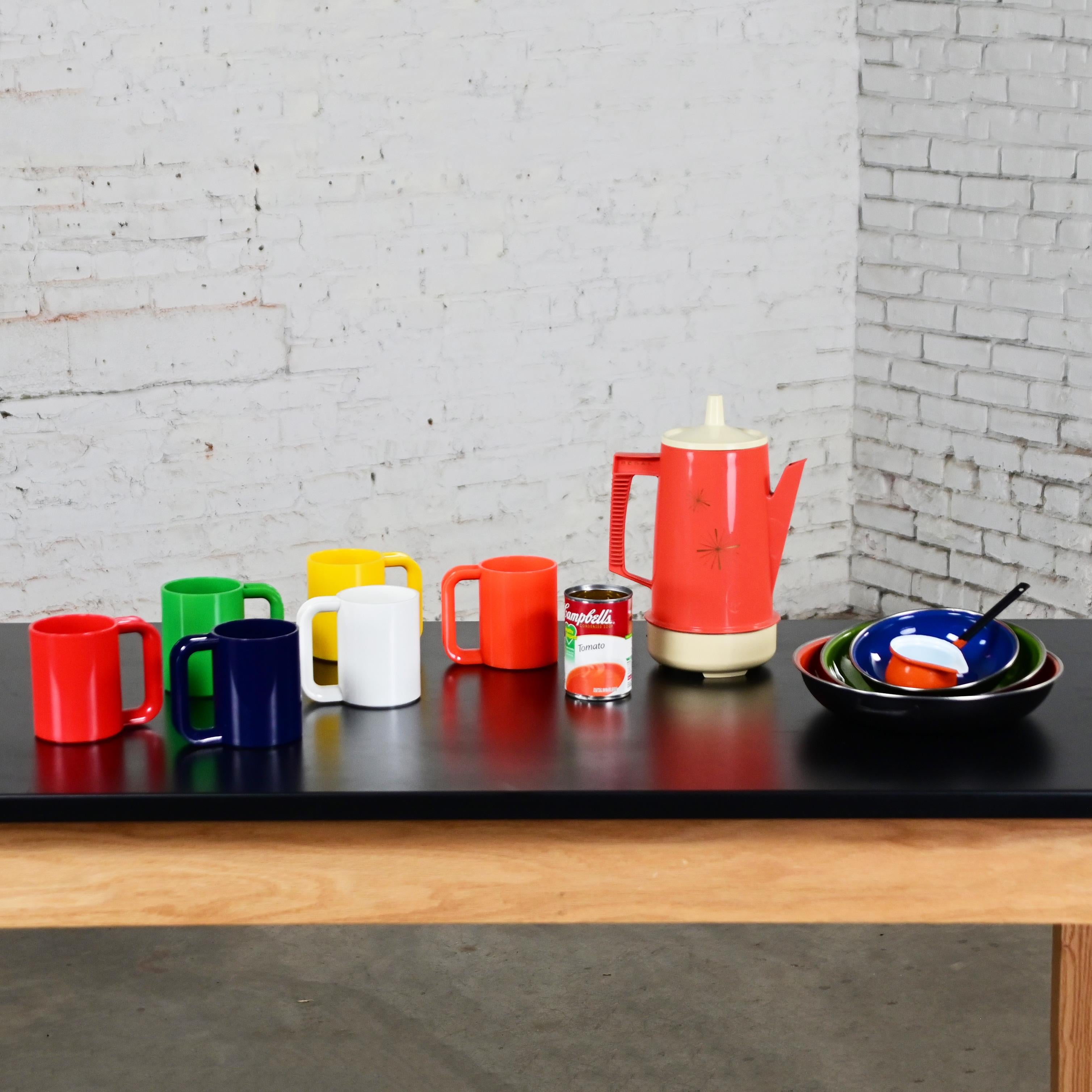 MCM emailliertes Kochgeschirr Orange Regal Poly Perk Kaffeekanne & 6 Kunststoffbecher, ein Set im Angebot 12