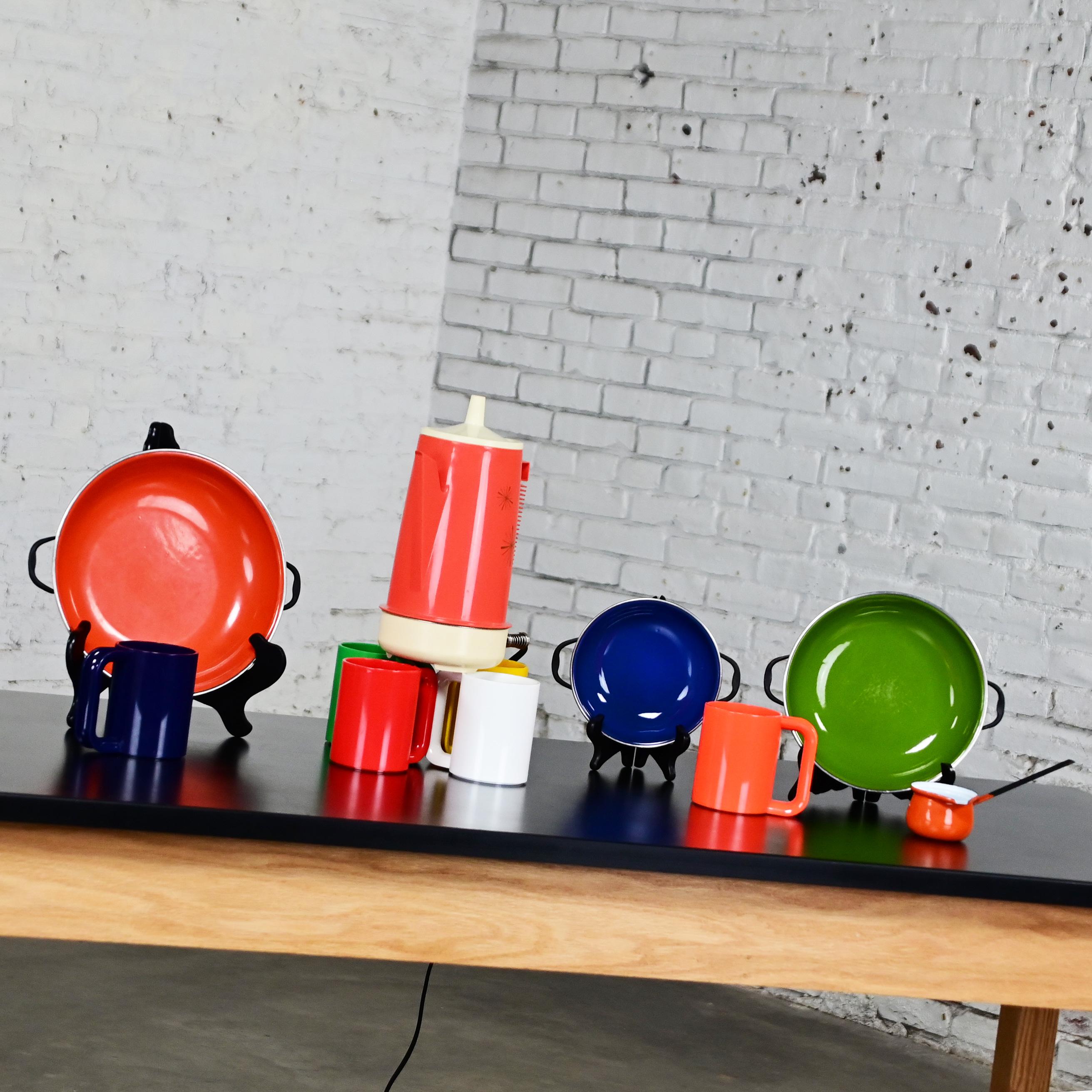 MCM emailliertes Kochgeschirr Orange Regal Poly Perk Kaffeekanne & 6 Kunststoffbecher, ein Set (Moderne der Mitte des Jahrhunderts) im Angebot