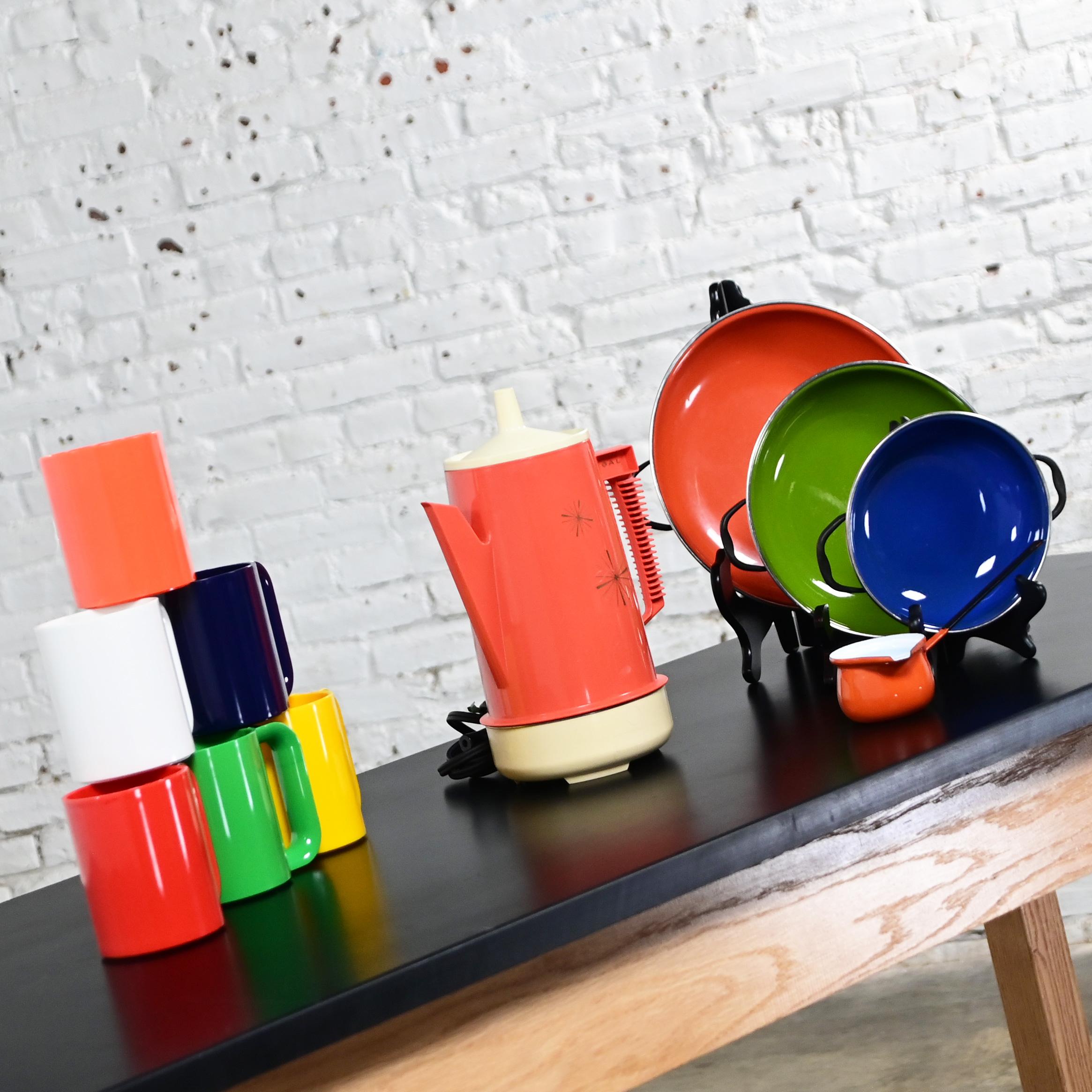 MCM emailliertes Kochgeschirr Orange Regal Poly Perk Kaffeekanne & 6 Kunststoffbecher, ein Set (Mazedonisch) im Angebot