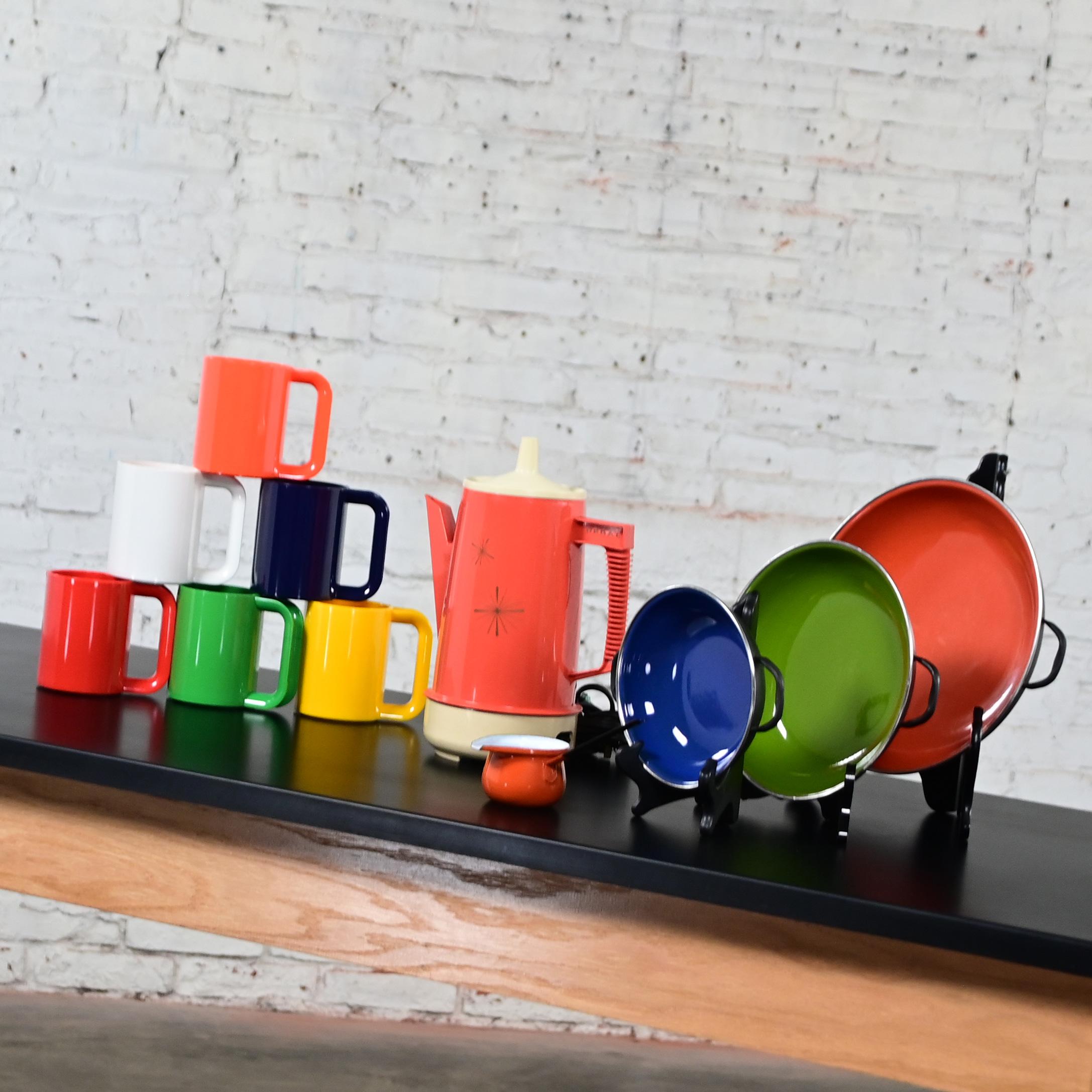 MCM emailliertes Kochgeschirr Orange Regal Poly Perk Kaffeekanne & 6 Kunststoffbecher, ein Set im Zustand „Gut“ im Angebot in Topeka, KS