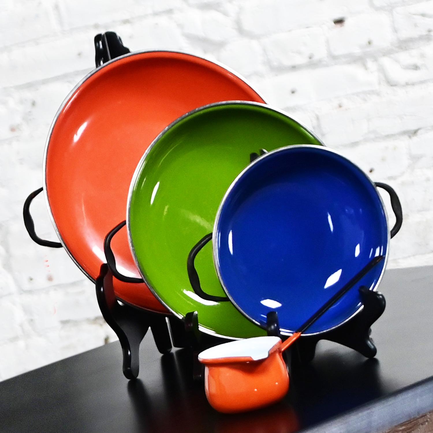 MCM emailliertes Kochgeschirr Orange Regal Poly Perk Kaffeekanne & 6 Kunststoffbecher, ein Set (20. Jahrhundert) im Angebot