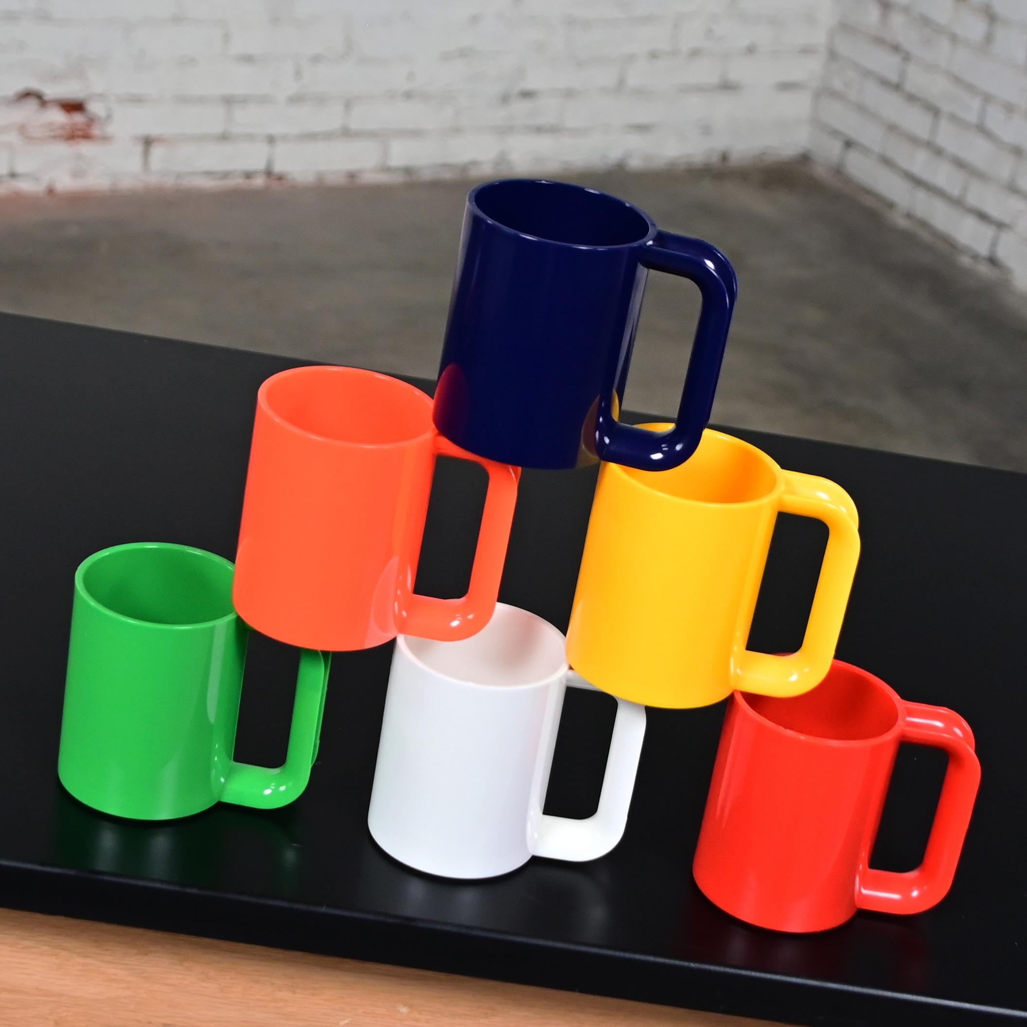 MCM emailliertes Kochgeschirr Orange Regal Poly Perk Kaffeekanne & 6 Kunststoffbecher, ein Set (Metall) im Angebot