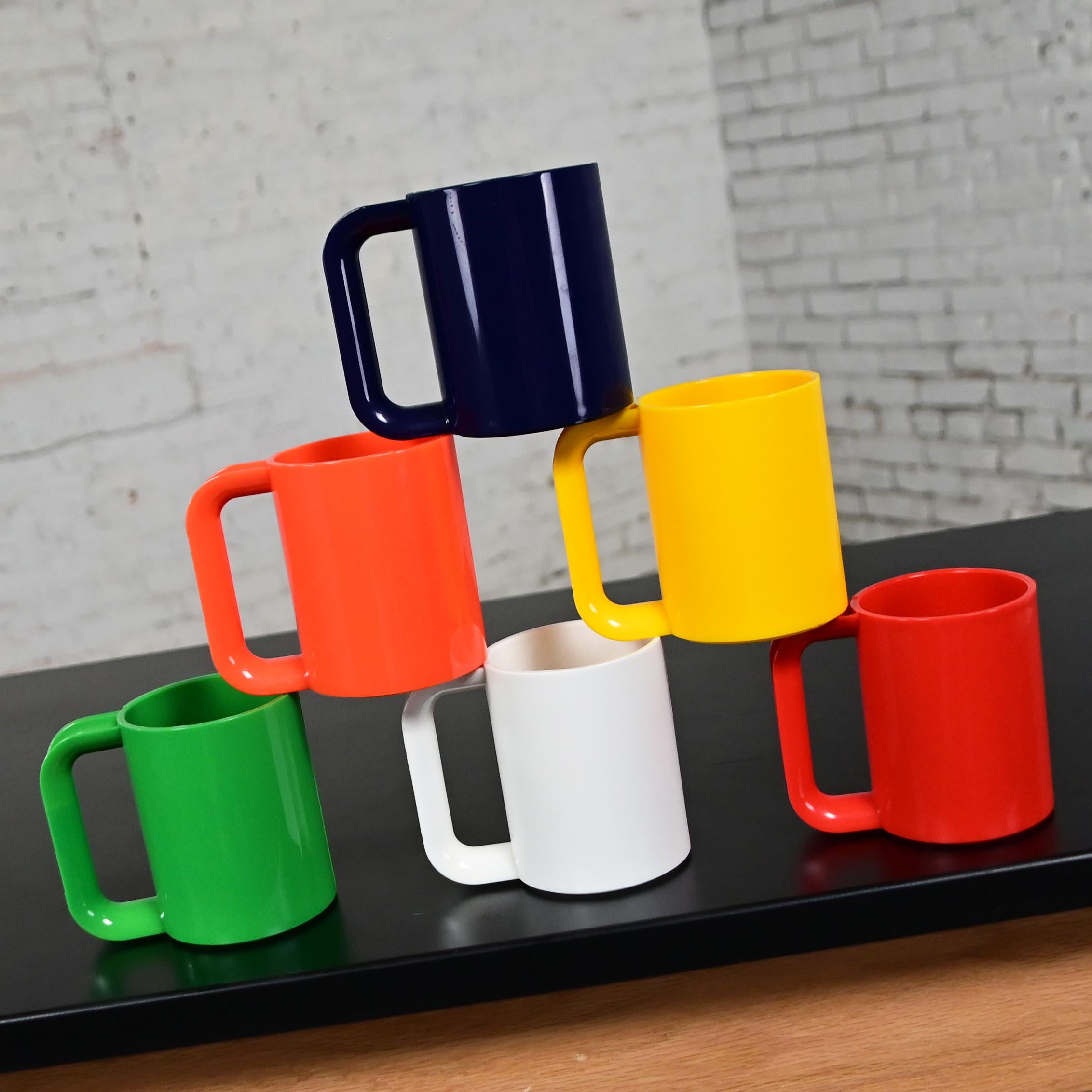 MCM emailliertes Kochgeschirr Orange Regal Poly Perk Kaffeekanne & 6 Kunststoffbecher, ein Set im Angebot 1