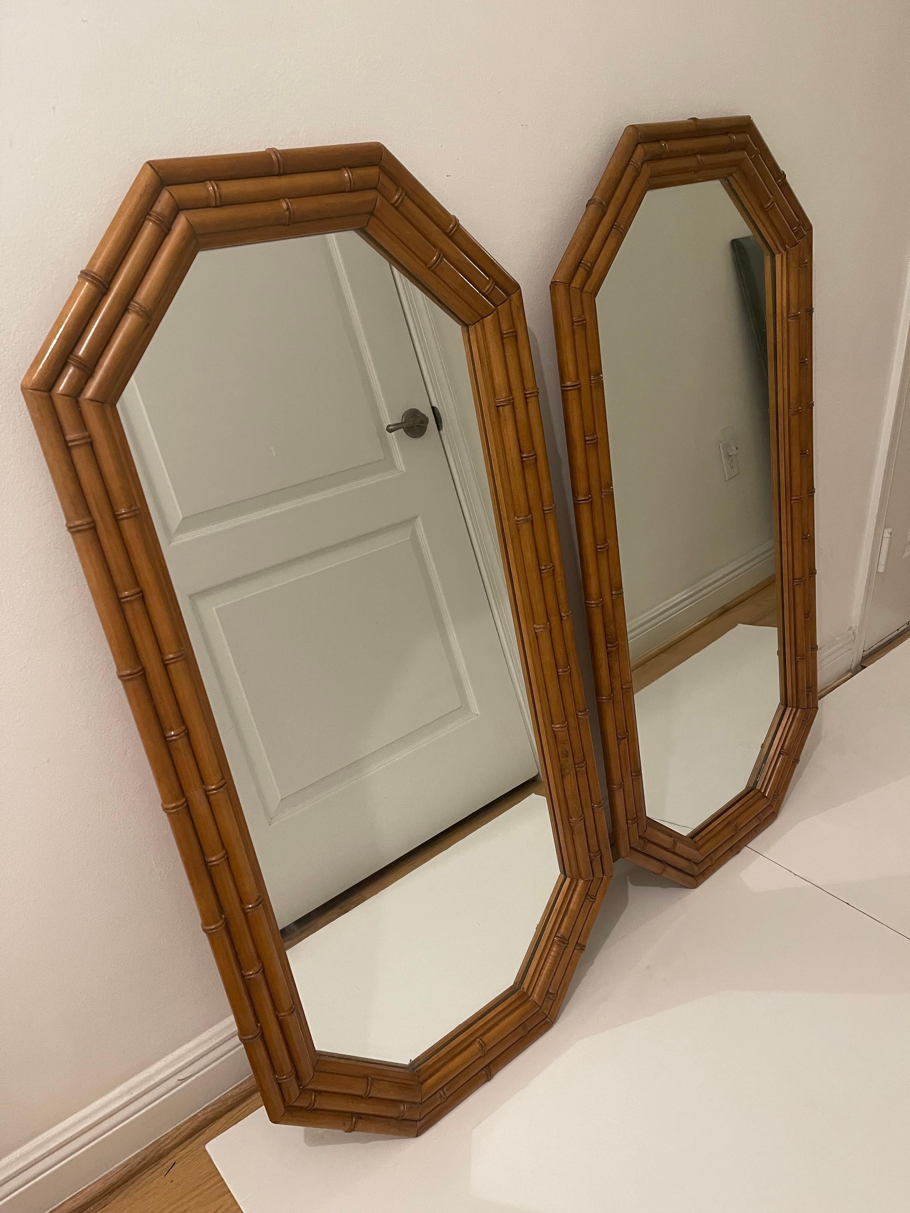 Elegante coppia di specchi in finto bambù, realizzati negli Stati Uniti, in stile moderno e organico di metà secolo.