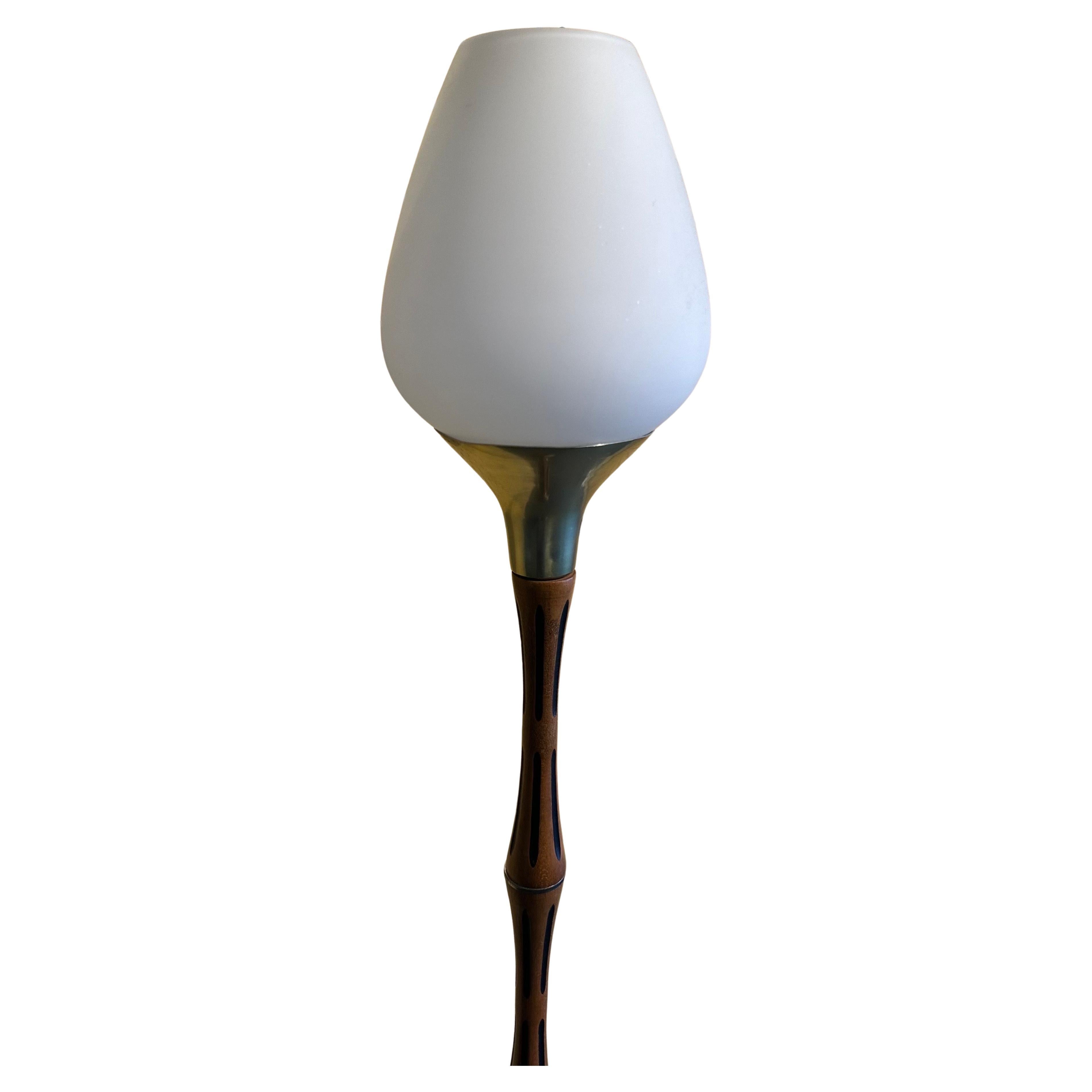 Lampada da terra scultorea in finto bambù di MCM, circa anni '70. La lampada è in ottime condizioni vintage e misura 11 