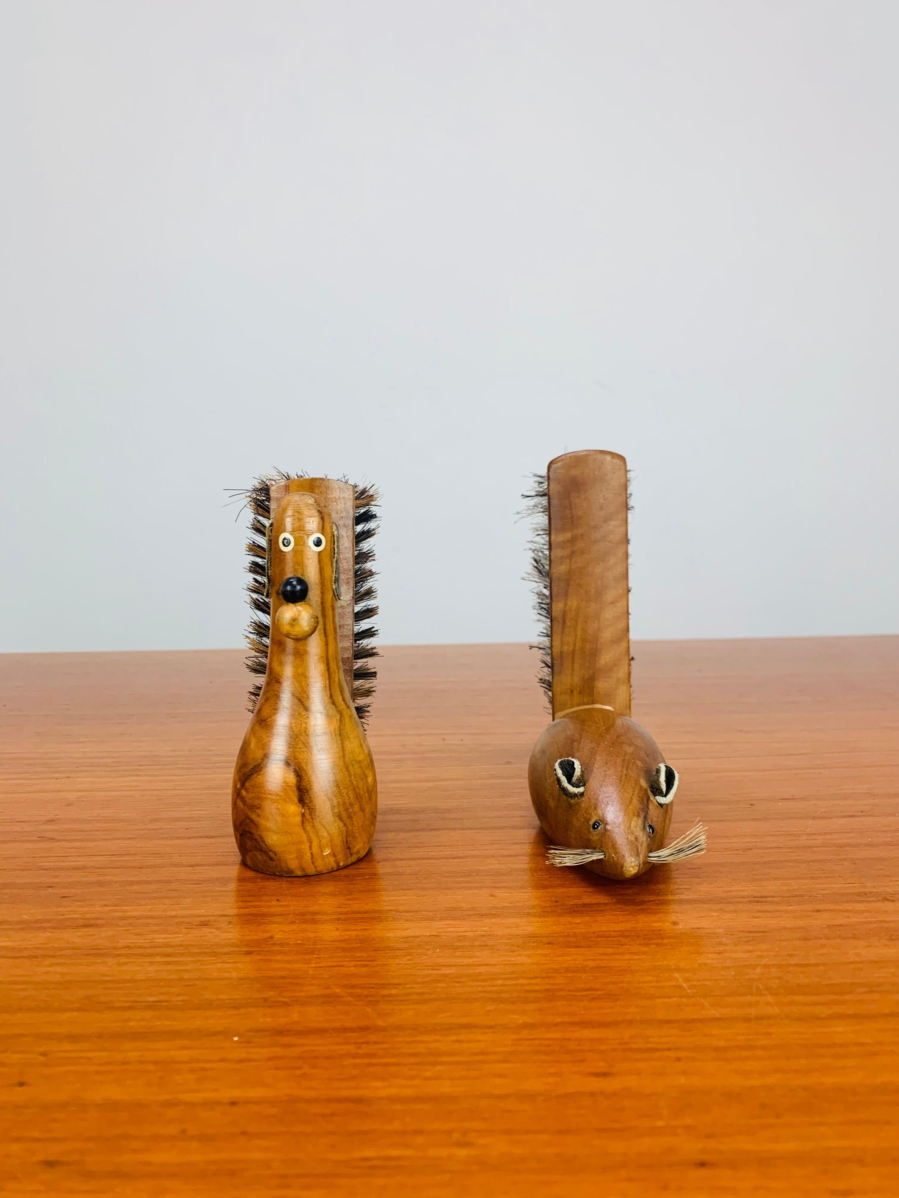 Coppia di spazzole per scarpe in stile Mid-century Modern di Kay Bojesen. Un topo e un cane.

Misure : 
altezza 11,5 cm / 12,5 cm
larghezza 5 cm / 4 cm
profondità 11 cm / 6,5 cm