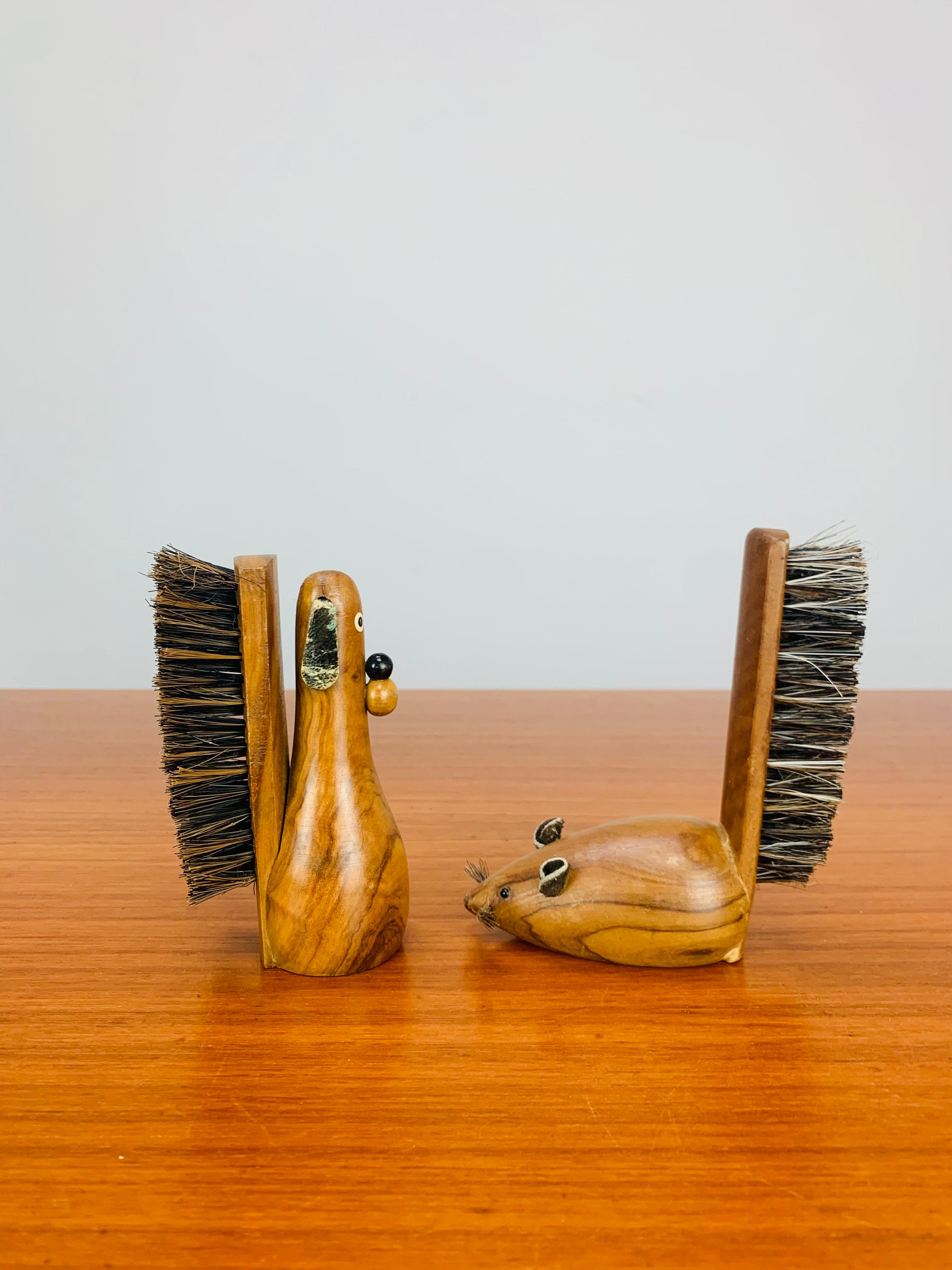 Mid-Century moderno MCM figurina spazzole per scarpe giocattolo nello stile di Kay Bojesen, scandinavo, cane e topo in vendita