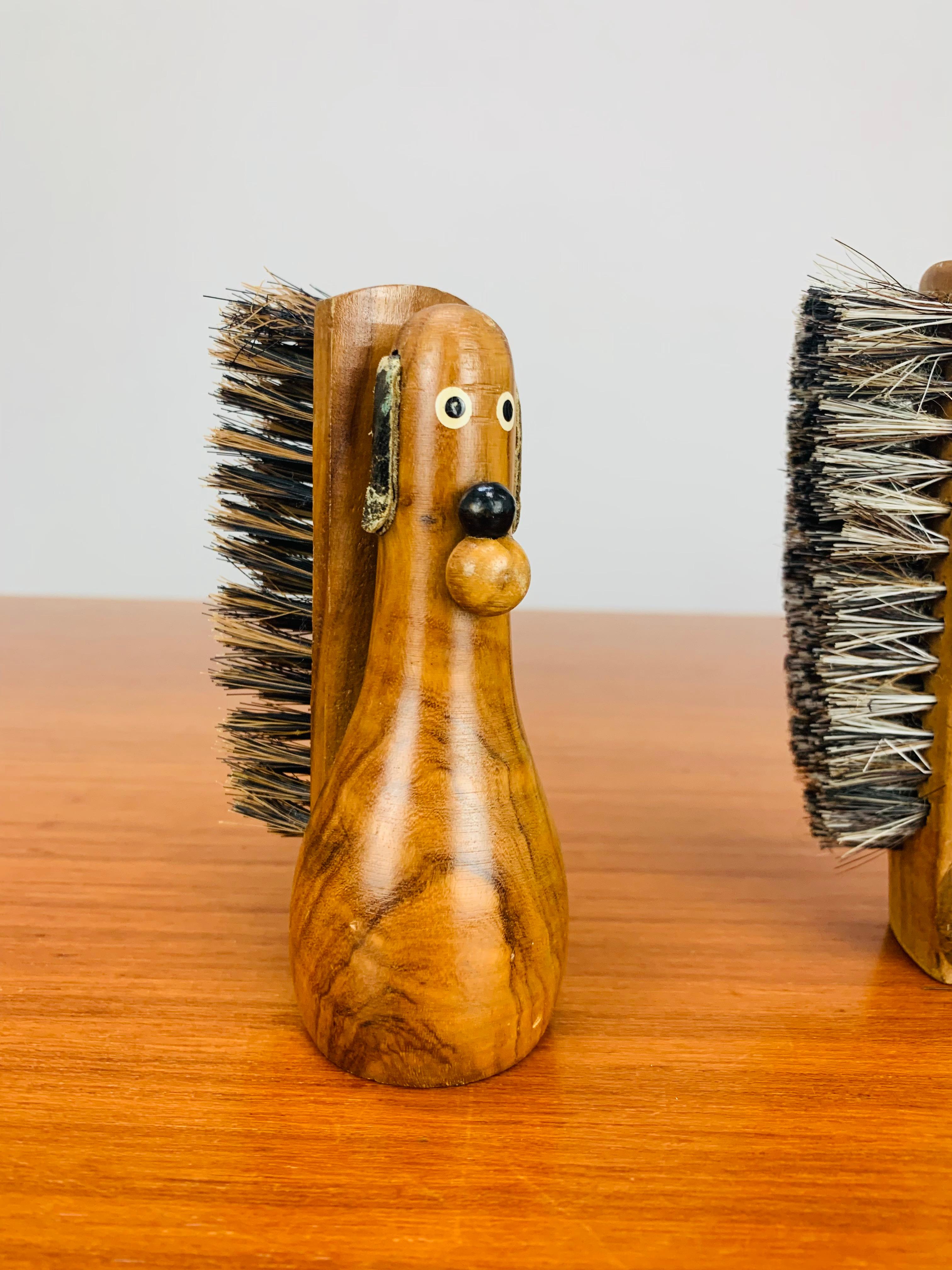 Metà XX secolo MCM figurina spazzole per scarpe giocattolo nello stile di Kay Bojesen, scandinavo, cane e topo in vendita