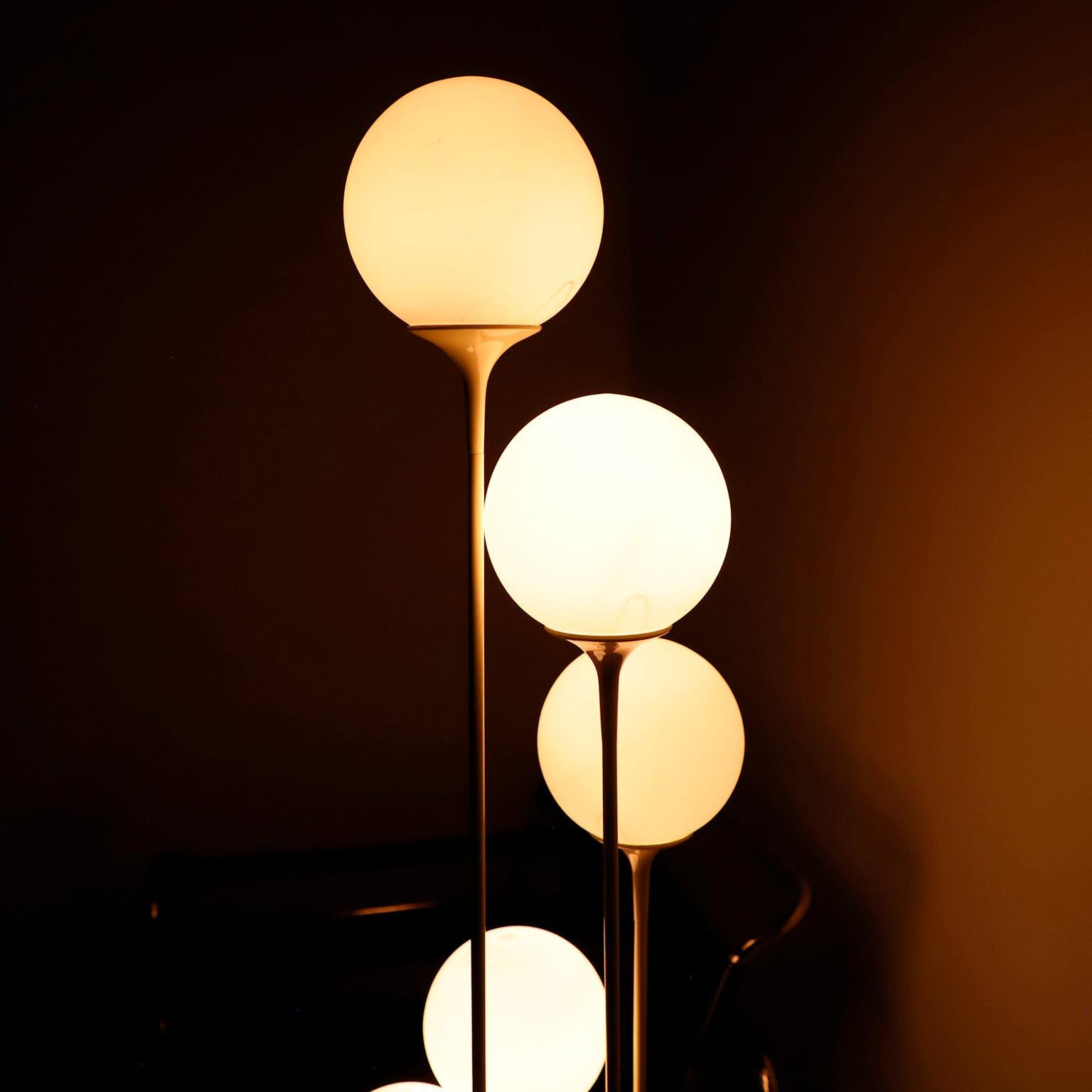 Circa 1970. Nous proposons ce lampadaire à cinq niveaux de style moderne du milieu du siècle. Récemment restauré et fonctionnant à 100%.