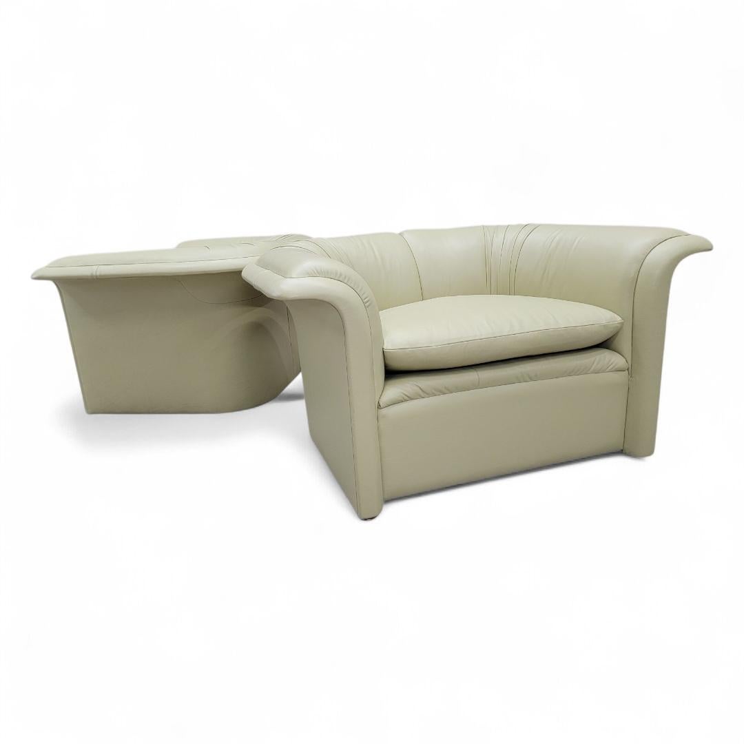 Sedie da salotto a bracci svasati del Mid Century Modern di Dennis Christianson per Dunbar appena rivestite in pelle verde chiaro 
