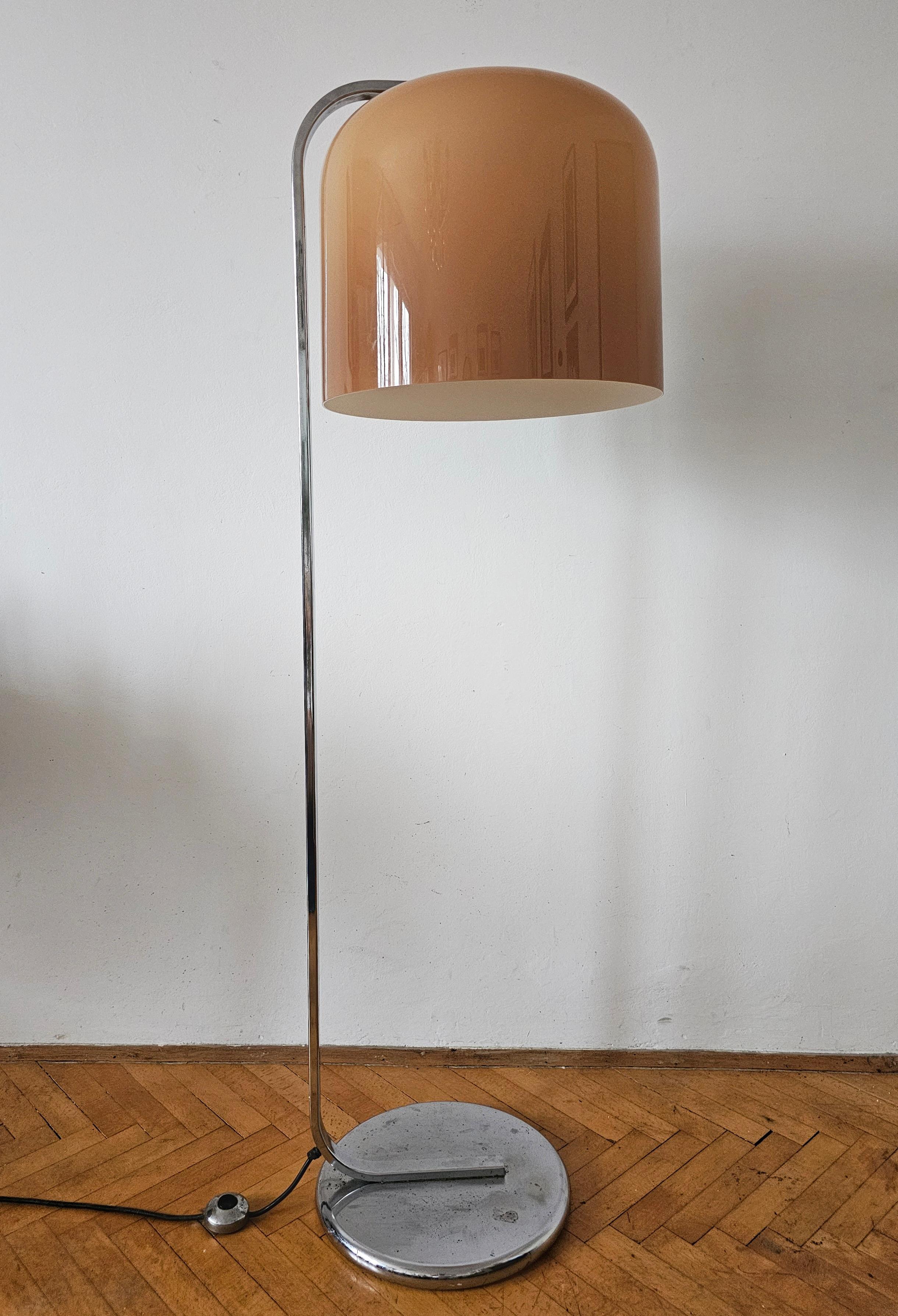 Vous trouverez dans cette annonce un lampadaire exceptionnellement rare de la série Alvise, conçu par Luigi Massoni pour Harvey Guzzini. Elle est dotée d'un pied en acier chromé et d'un grand abat-jour en acrylique de couleur cappuccino. La lampe a