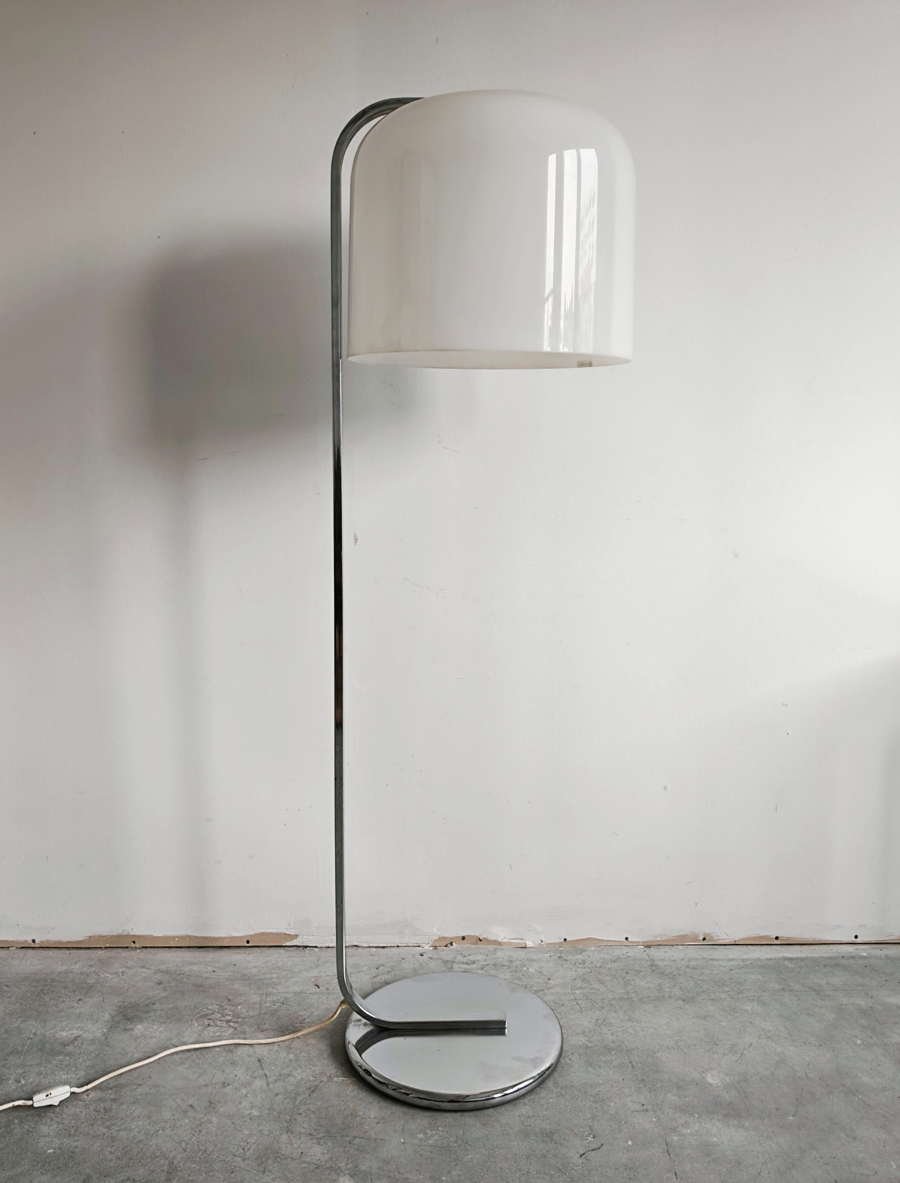 In questo annuncio troverai una rarissima lampada da terra della serie Alvise, disegnata da Luigi Massoni per Harvey Guzzini. Questo pezzo di design rappresenta il massimo del design minimalista e con la sua semplicità ed eleganza si adatterà