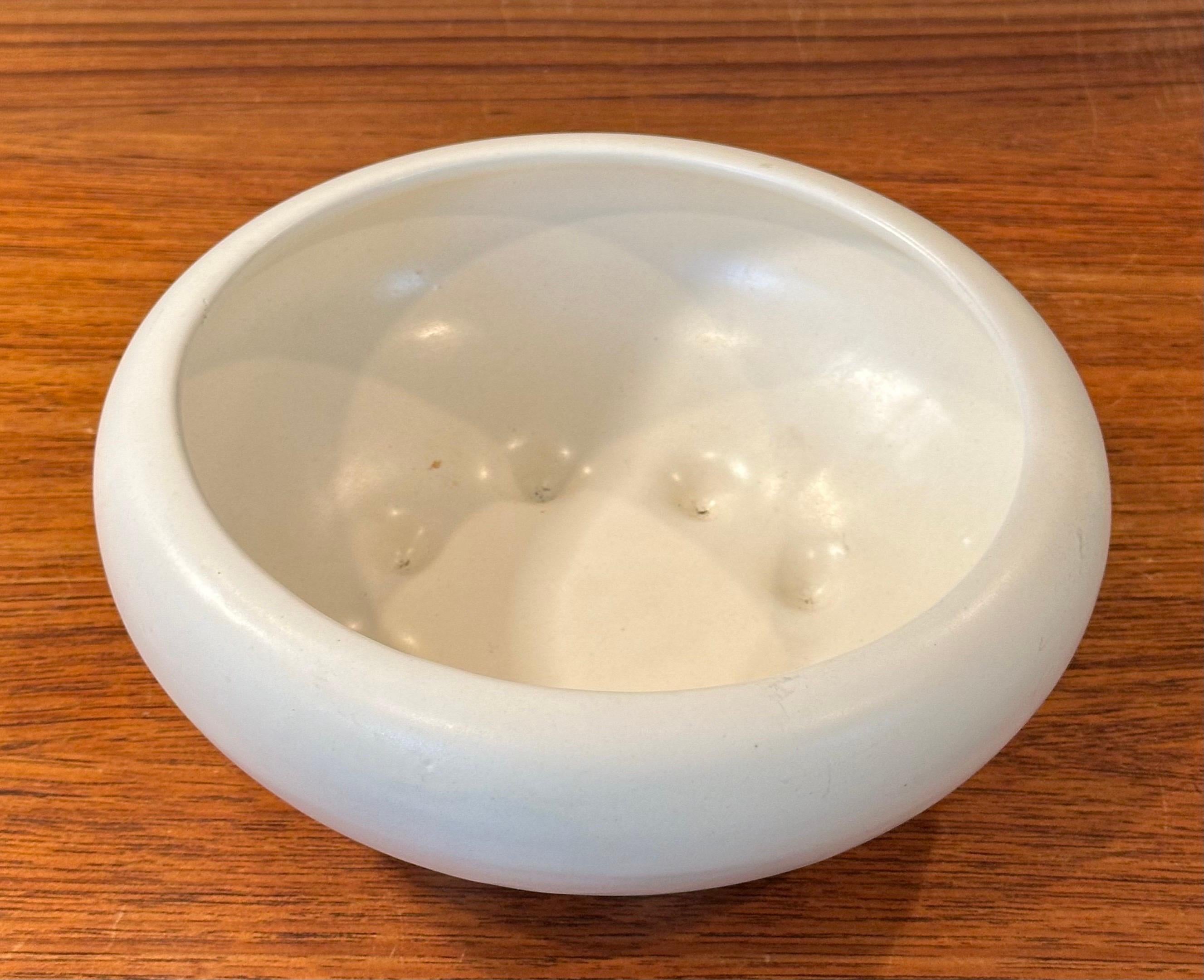 MCM Footed Ceramic Planter by Haeger In Good Condition For Sale In San Diego, CA