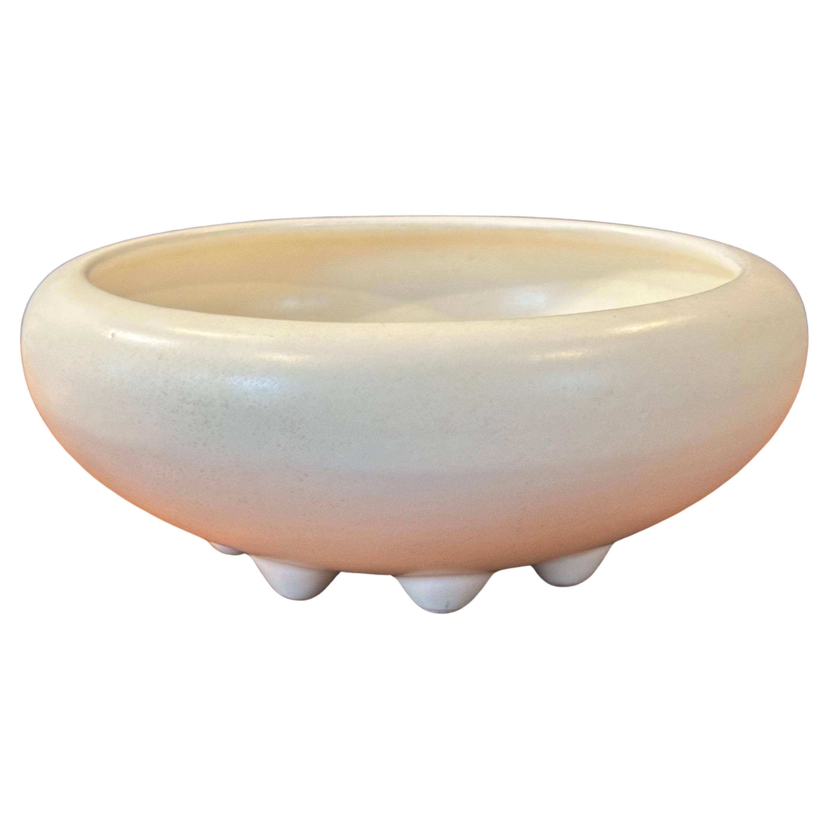 MCM-Pflanzgefäß aus Keramik mit Fuß von Haeger im Angebot 3