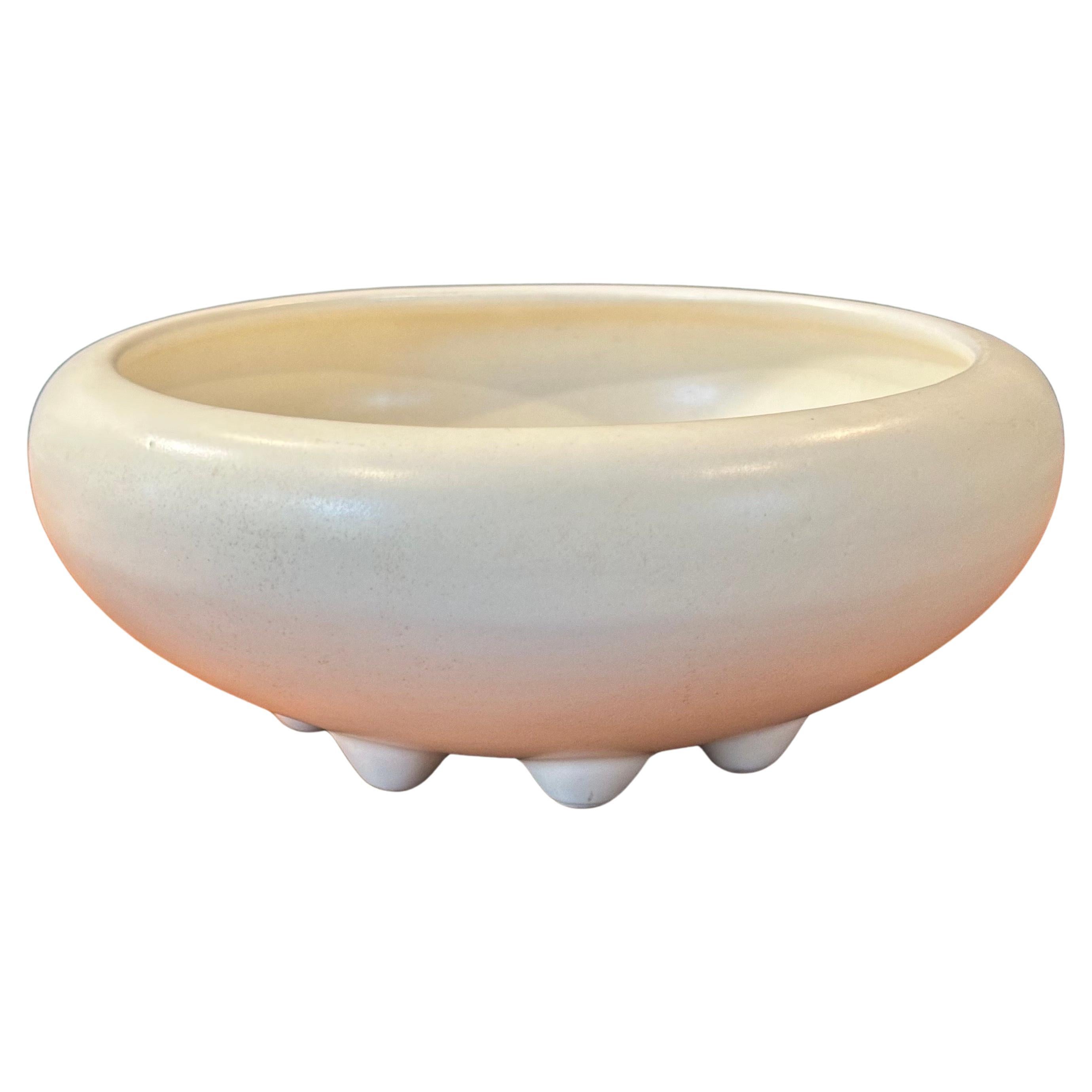 MCM-Pflanzgefäß aus Keramik mit Fuß von Haeger im Angebot