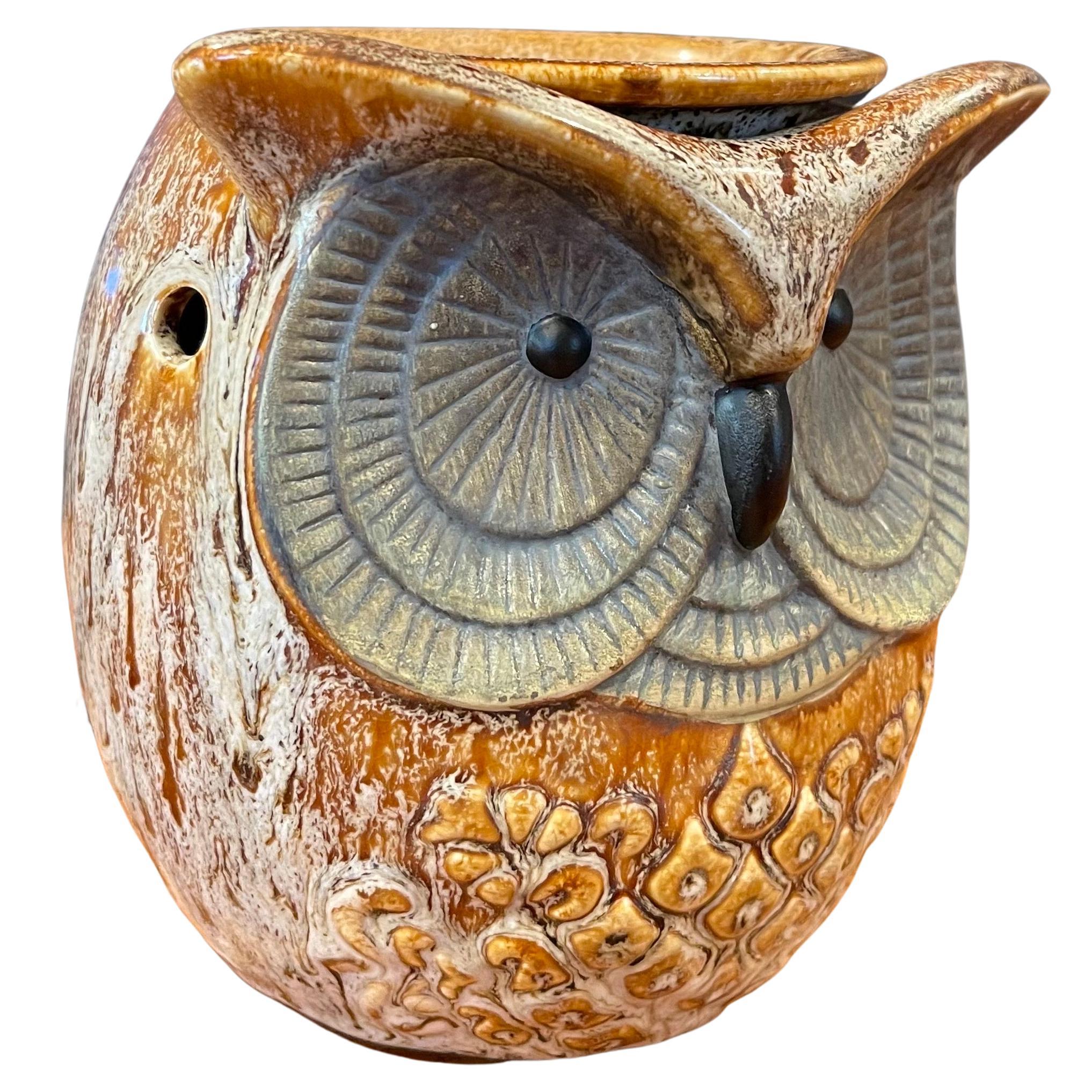 A really cool MCM glazed ceramic pottery owl table lamp, circa 1970s. The lamp is in very good vintage condition with no chips or cracks and measures 5.25