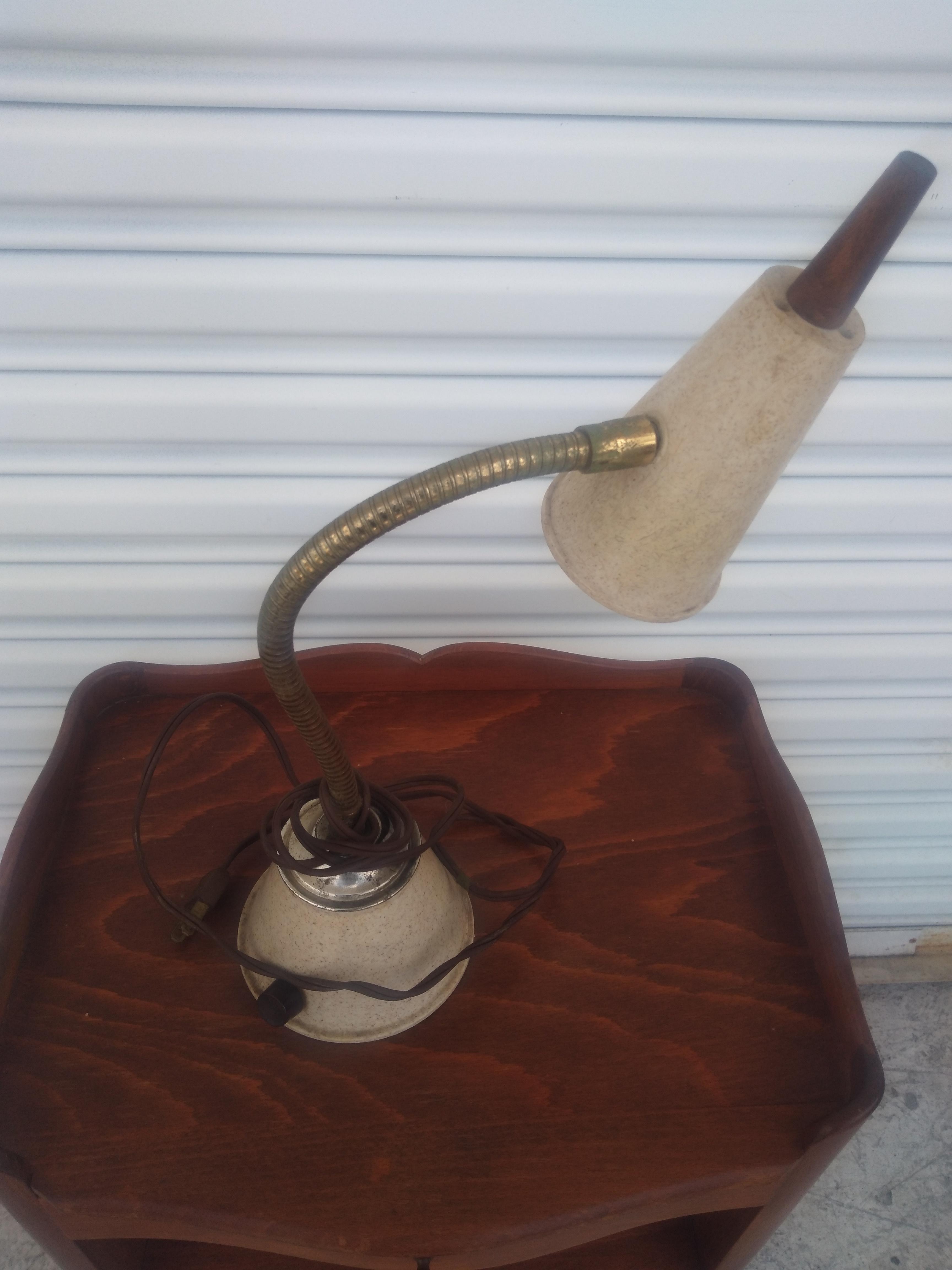 Lámpara de sobremesa MCM de melamina y fibra de vidrio sintética con cuello de cisne Norteamericano en venta