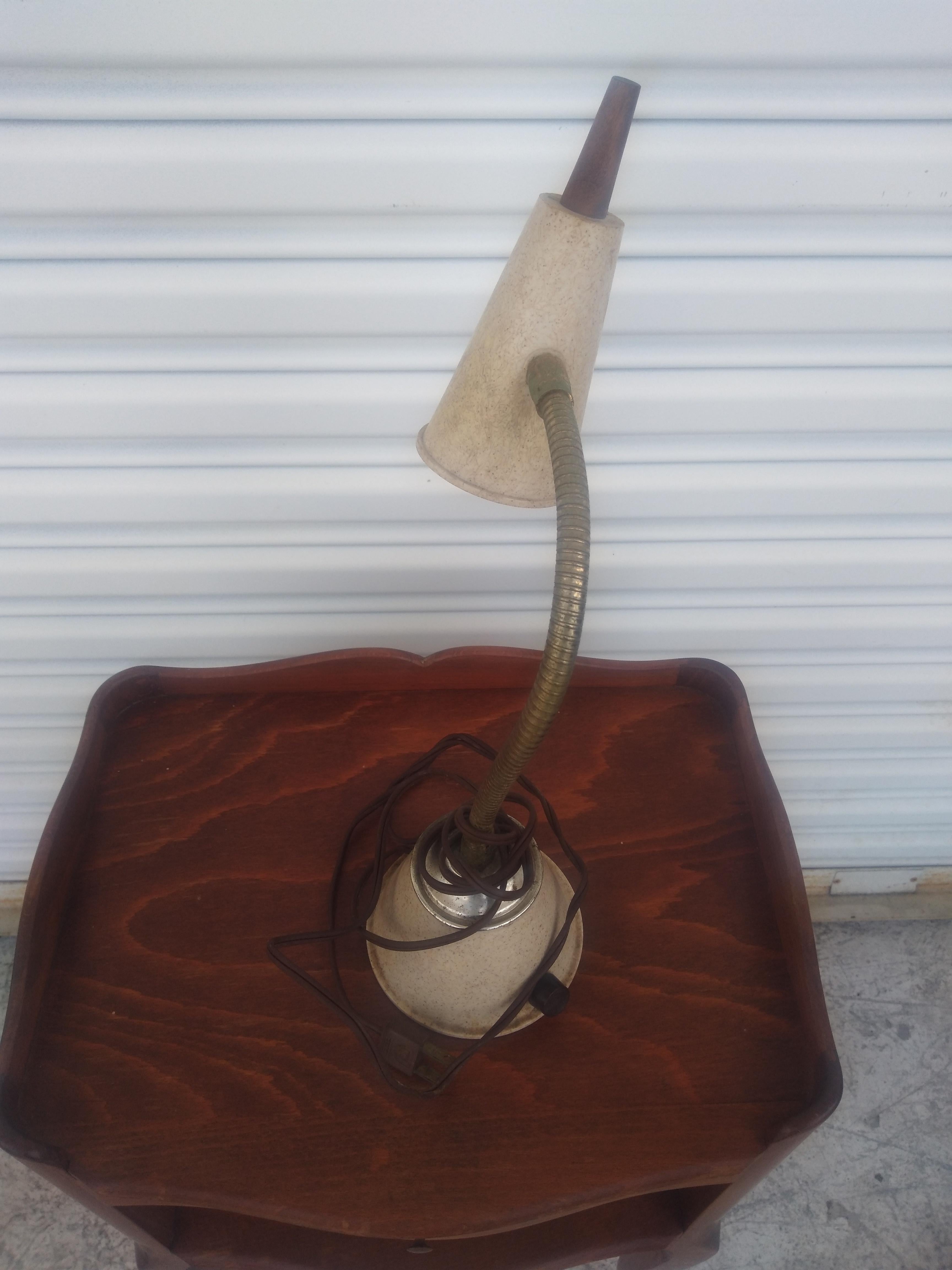 Lámpara de sobremesa MCM de melamina y fibra de vidrio sintética con cuello de cisne en Bueno estado para la venta en Pasadena, TX