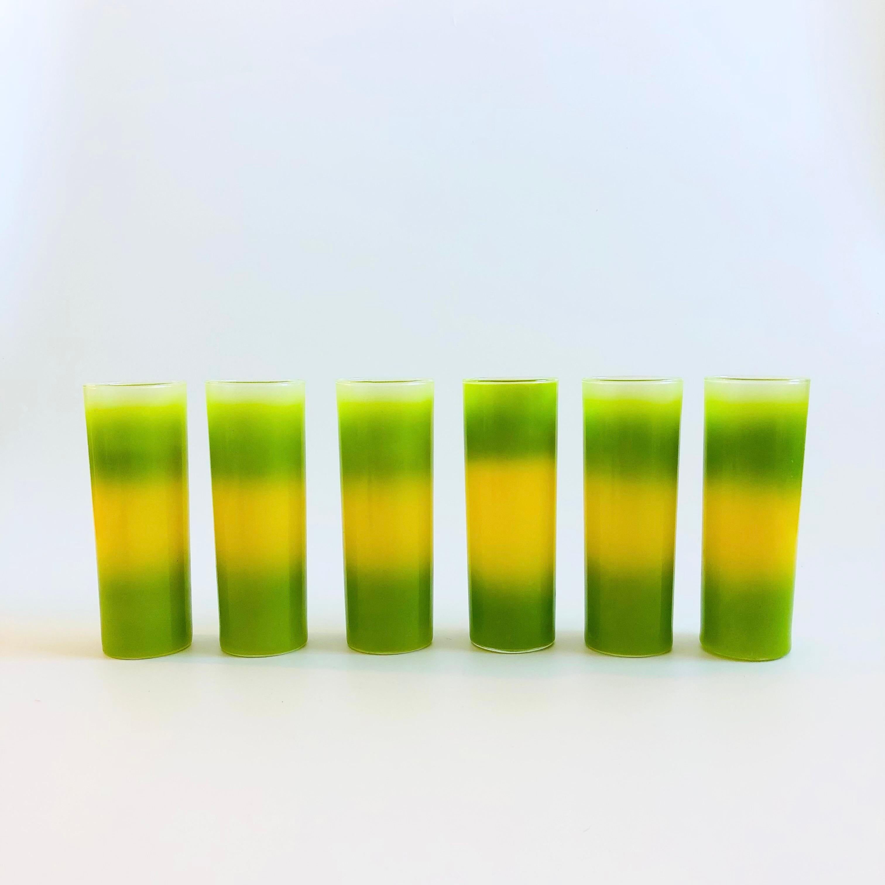 Un ensemble de 6 grands gobelets blendo du milieu du siècle. Ombre de couleurs vertes et jaunes vibrantes sur le verre dans le motif 