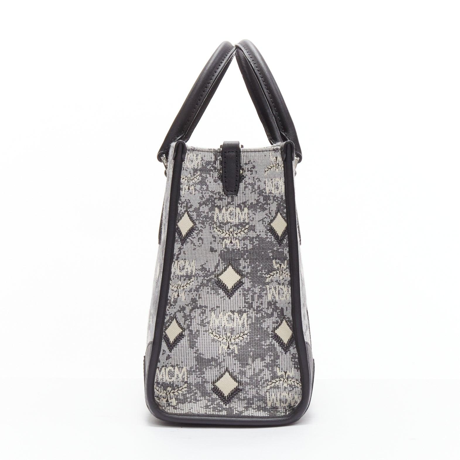 Gris Petit sac fourre-tout en toile jacquard brodée avec logo vintage gris de MCM en vente