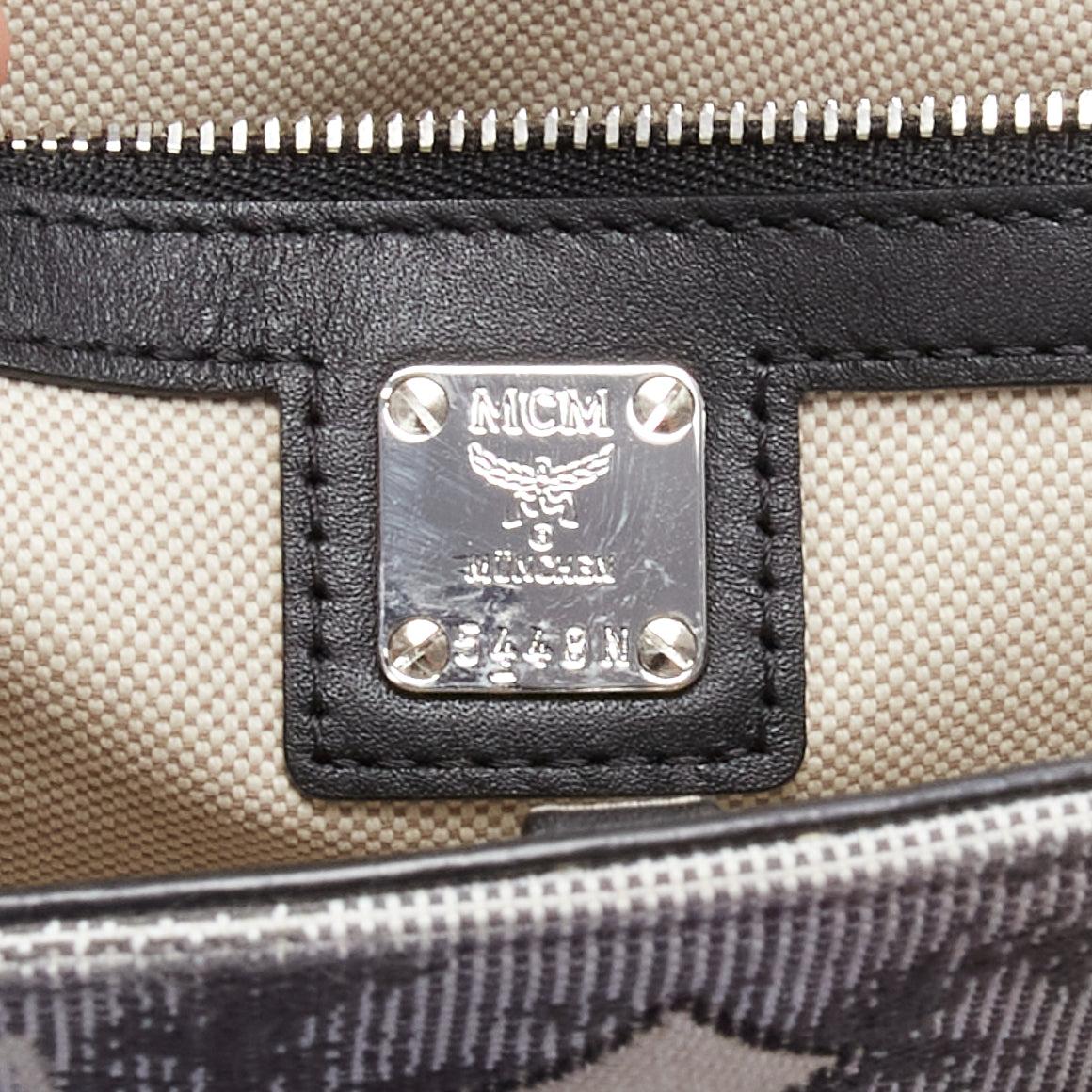 Petit sac fourre-tout en toile jacquard brodée avec logo vintage gris de MCM en vente 4