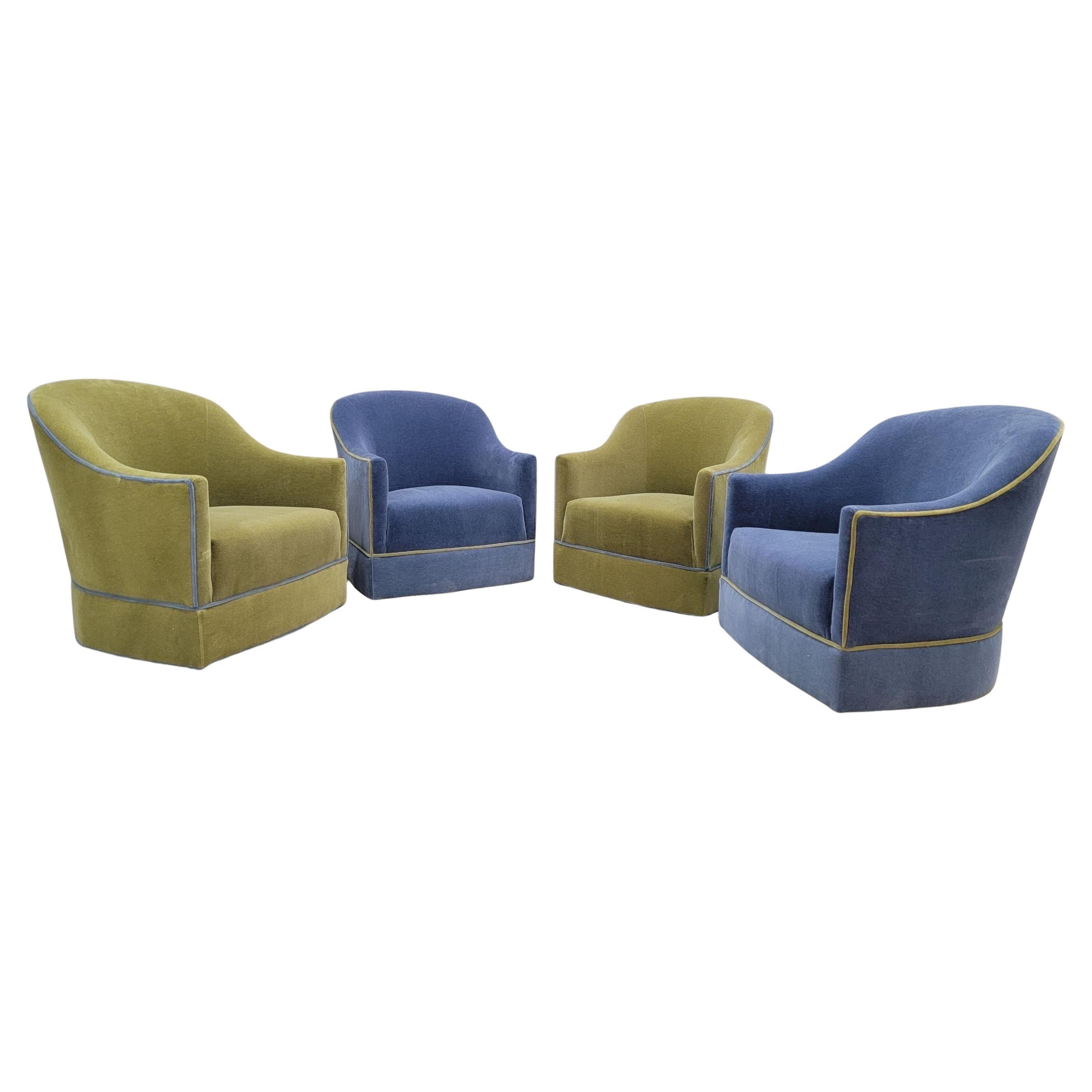 Mid Century Modern Harvey Probber Style Barrel Back Swivel Club Chairs on Caster Newly Reupholstered in Italian Mohair - Set von 4

Mit zwei wunderschönen Stühlen in Green Tea, die mit französisch-blauen Zierleisten verziert sind, und zwei eleganten